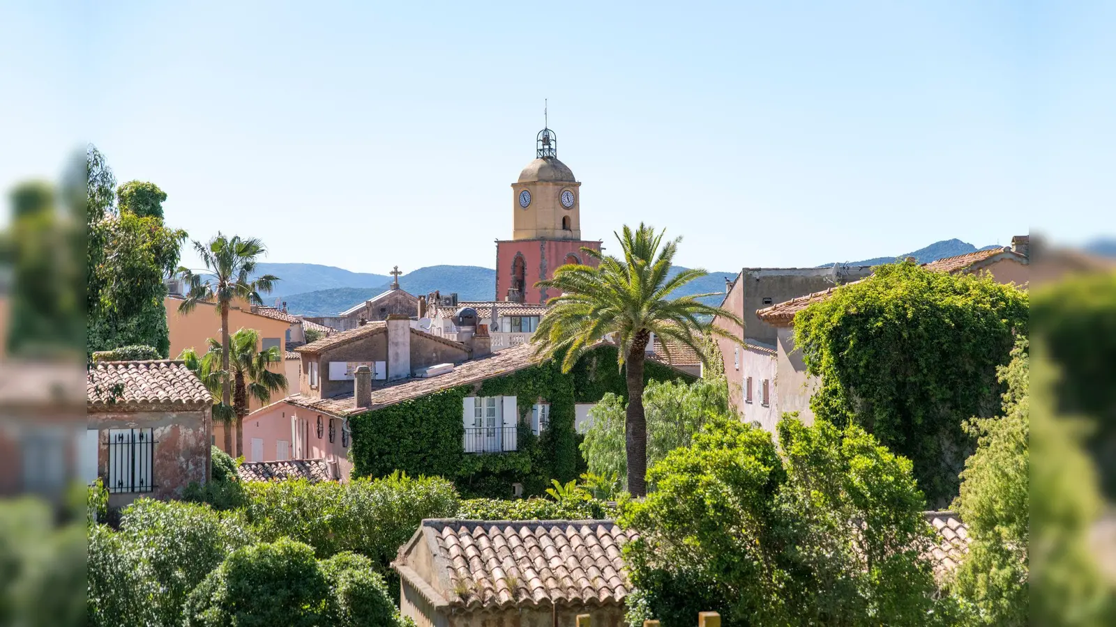 Eine Stadtansicht von Saint-Tropez in Südfrankreich. (Archivbild) (Bild: Sebastian Sinterhauf/dpa)