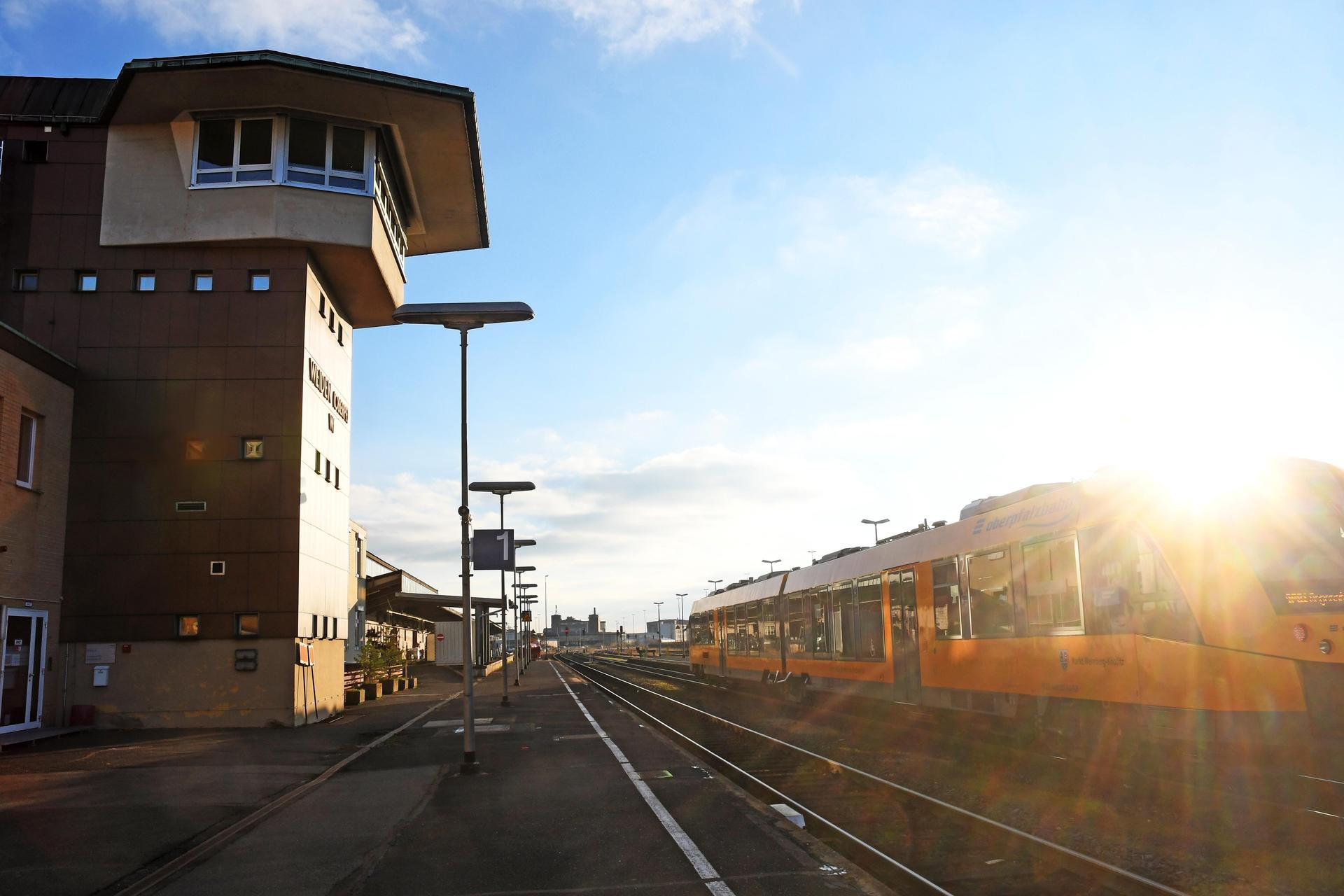 Zwischen Marktredwitz und Weiden kommt es auf der Bahnstrecke aufgrund von Reparaturarbeiten zu großen Beeinträchtigungen. (Archivbild: Gabi Schönberger)