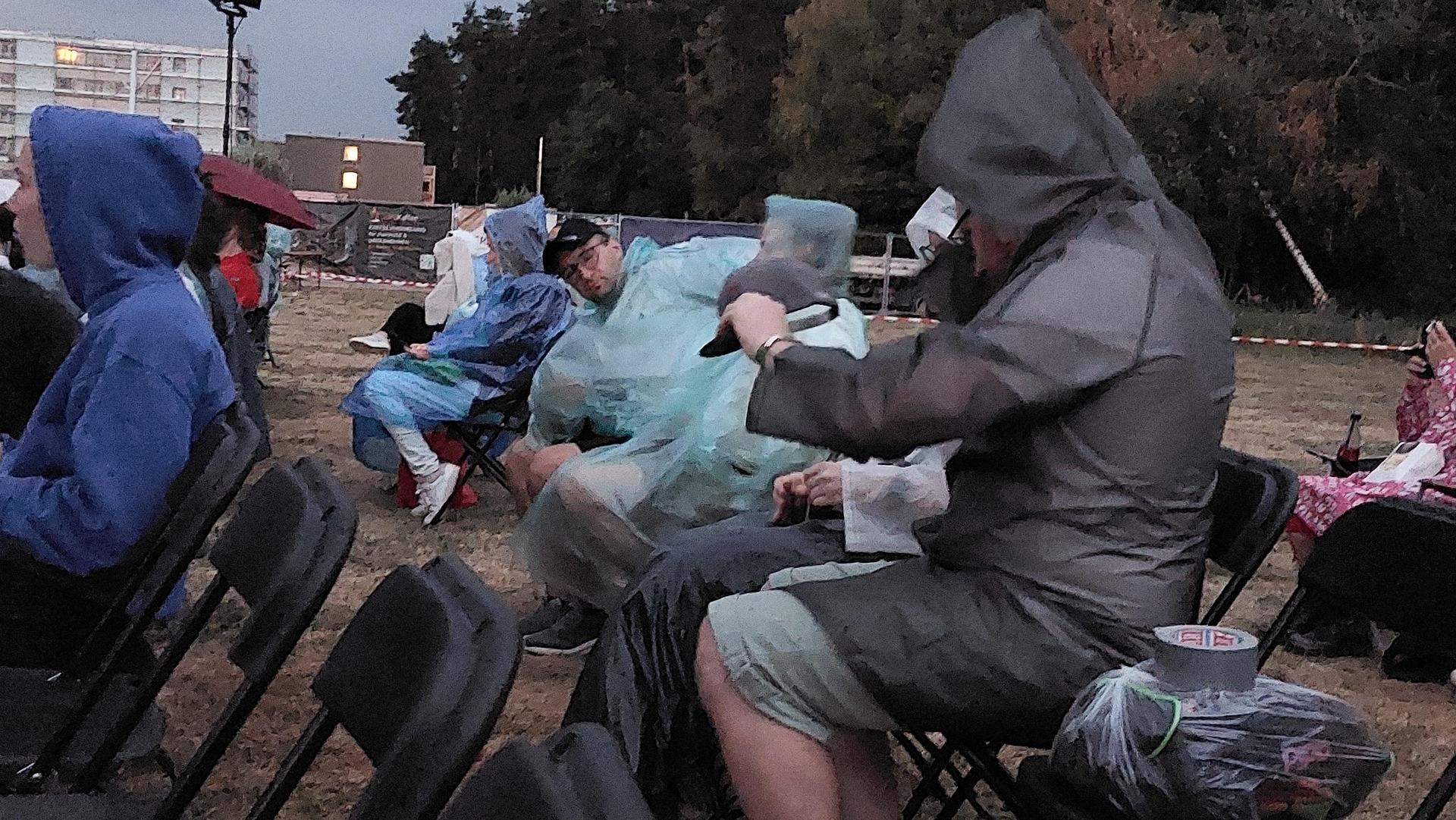 Die Kinofans waren vorbereitet. Kurz vor dem Filmstart zogen sich viele Besucher ihre mitgebrachten Regenponchos über.  (Bild: Helmut Kunz)