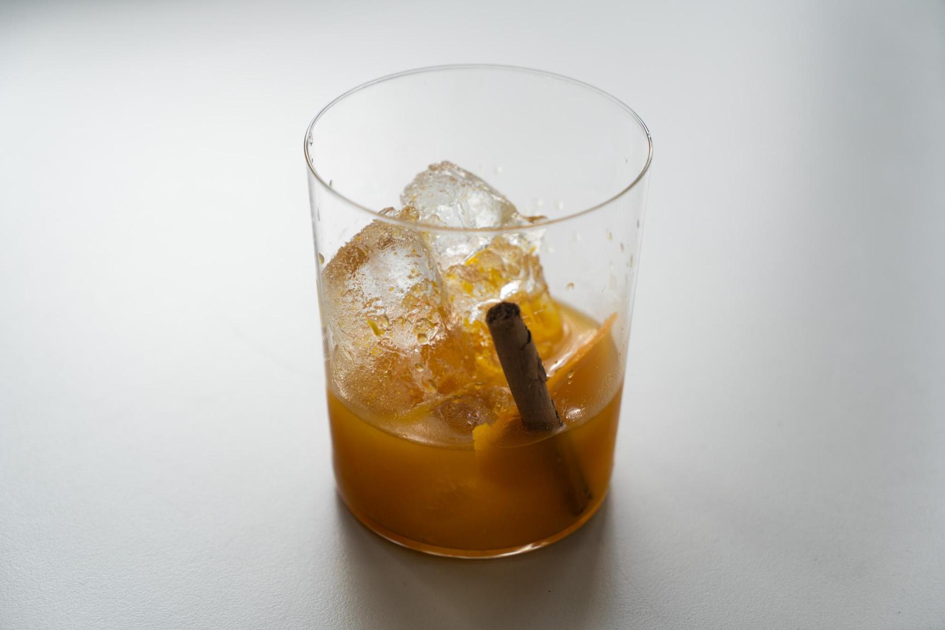 Für den Kürbis-Old-Fashioned könnt ihr auch ein kleineres Glas nehmen. Muss nicht so groß sein. (Bild: knz)