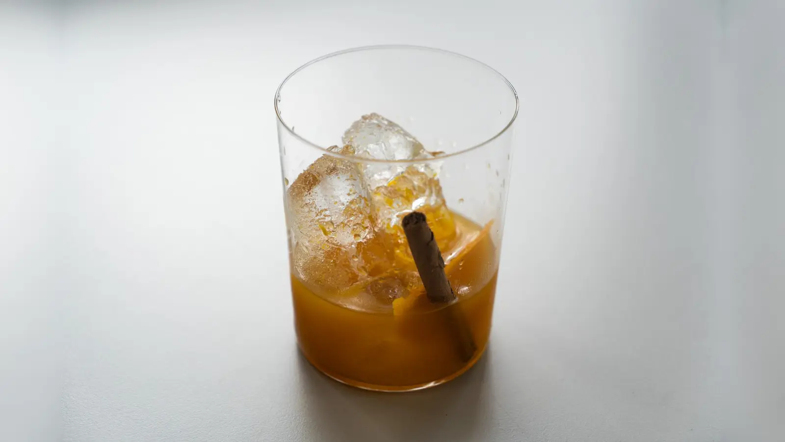 Für den Kürbis-Old-Fashioned könnt ihr auch ein kleineres Glas nehmen. Muss nicht so groß sein. (Bild: knz)