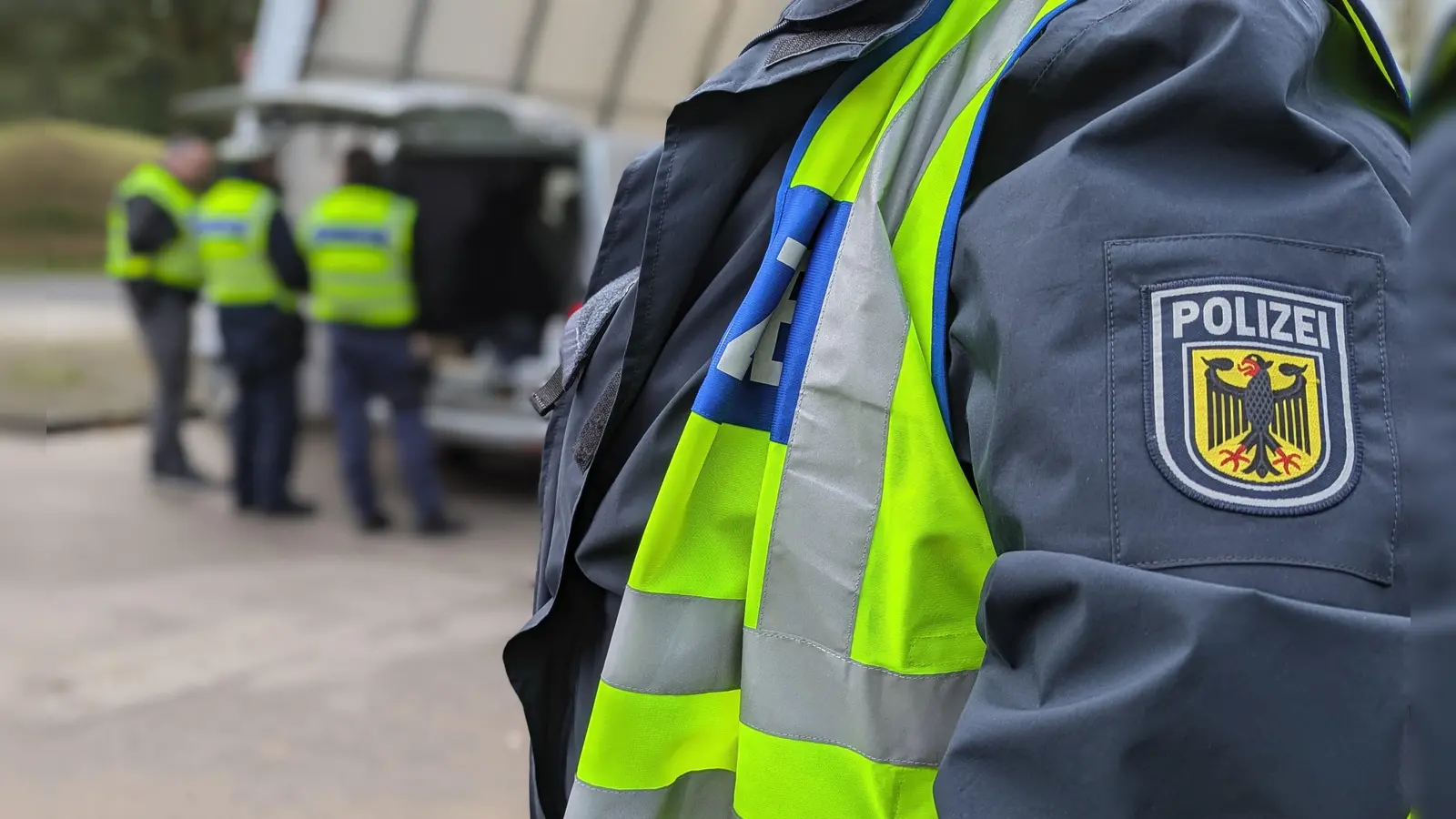 Bei Grenzkontrollen auf der A6 bei Waidhaus haben Beamte der Bundespolizei Waidhaus am Donnerstag drei gesuchte Straftäter festgenommen. (Bild: Bundespolizei)