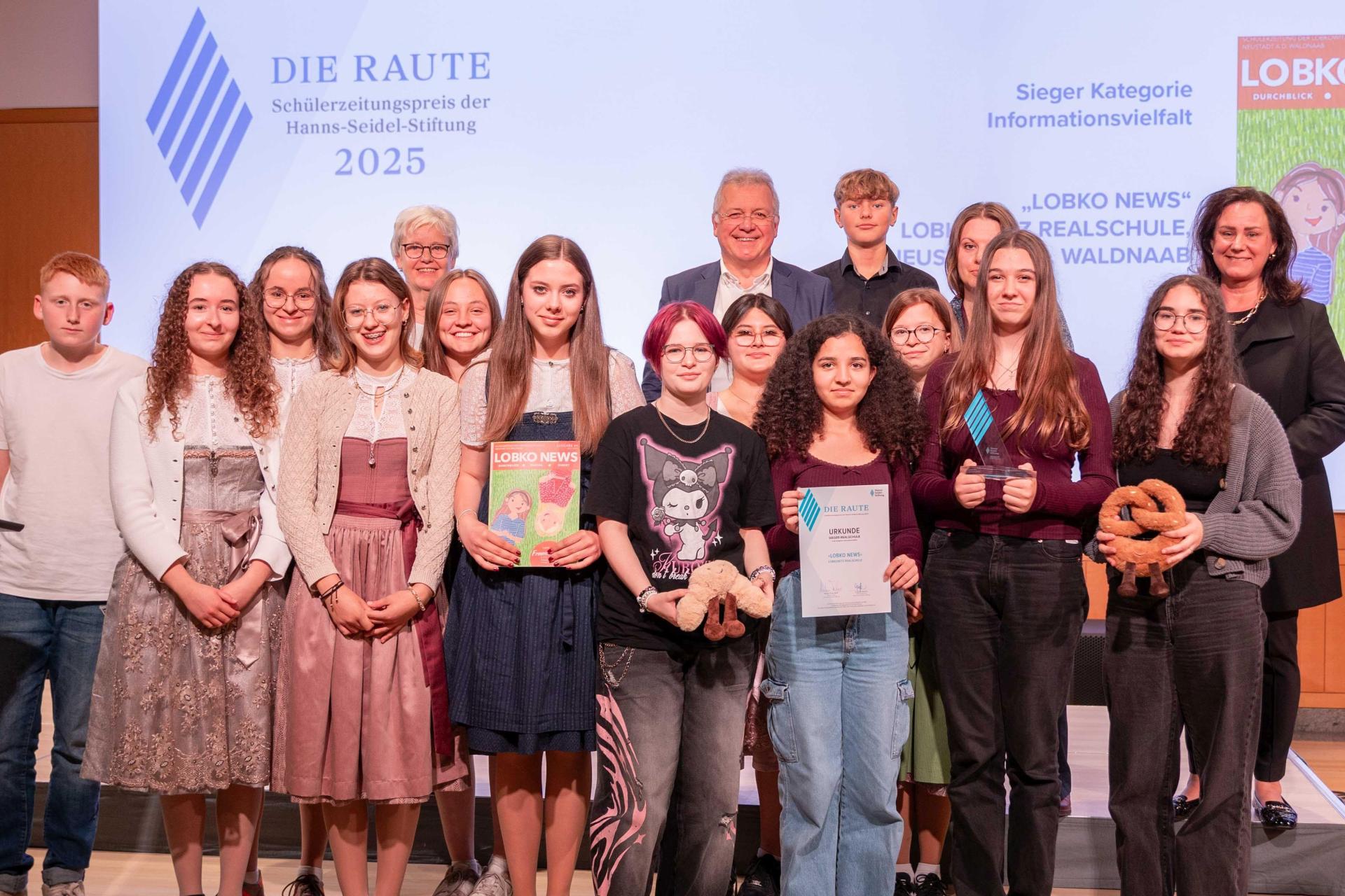 Das Team von „Lobko News” mit Vorsitzendem Markus Ferber, MdEP (hinten, Mitte), und Ute Eiling-Hütig, MdL (hinten, rechts), bei der Preisverleihung in München. (Bild: HSS/Gumberger )
