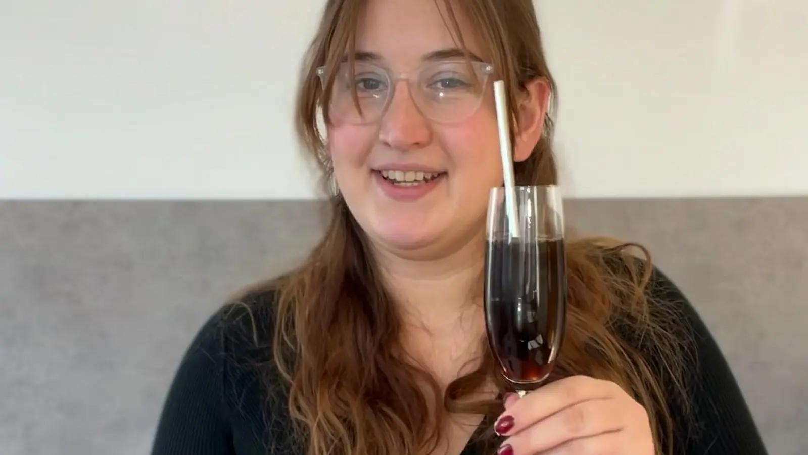 Morticia Addams sieht auch im Sektglas umwerfend aus. (Bild: knz)