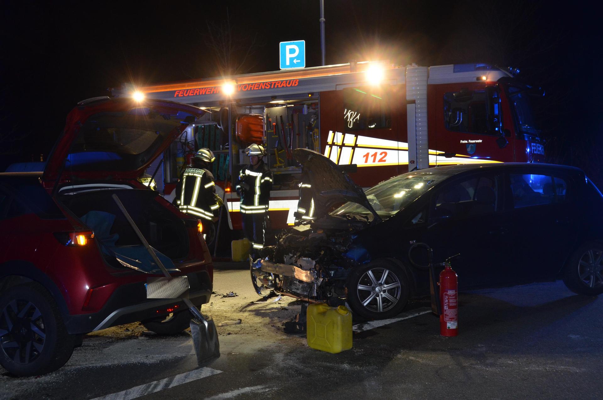 Wieder einmal hat es an der Kreuzung bei der Stadthalle gekracht. Zwei Beteiligte wurden verletzt und ins Klinikum eingeliefert. Der Schaden beträgt laut Beamte der Polizeiinspektion Vohenstrauß insgesamt rund 35.000 Euro. (Bild: Elisabeth Dobmayer)