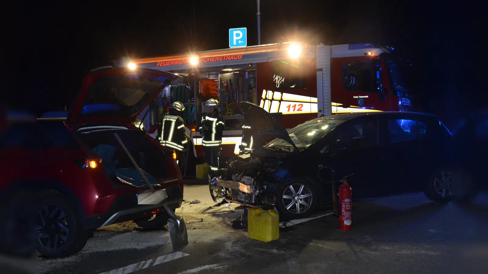 Wieder einmal hat es an der Kreuzung bei der Stadthalle gekracht. Zwei Beteiligte wurden verletzt und ins Klinikum eingeliefert. Der Schaden beträgt laut Beamte der Polizeiinspektion Vohenstrauß insgesamt rund 35.000 Euro. (Bild: Elisabeth Dobmayer)
