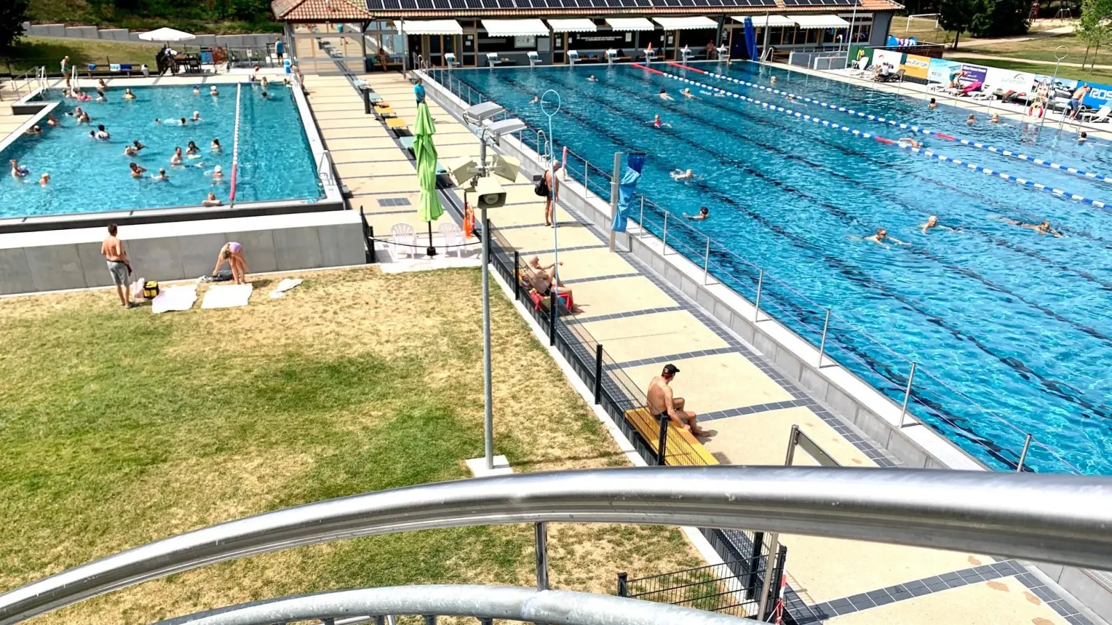 Im Schätzerbad in Weiden lässt sich sommerliche Hitze gut aushalten. (Bild: Gabi Schönberger)