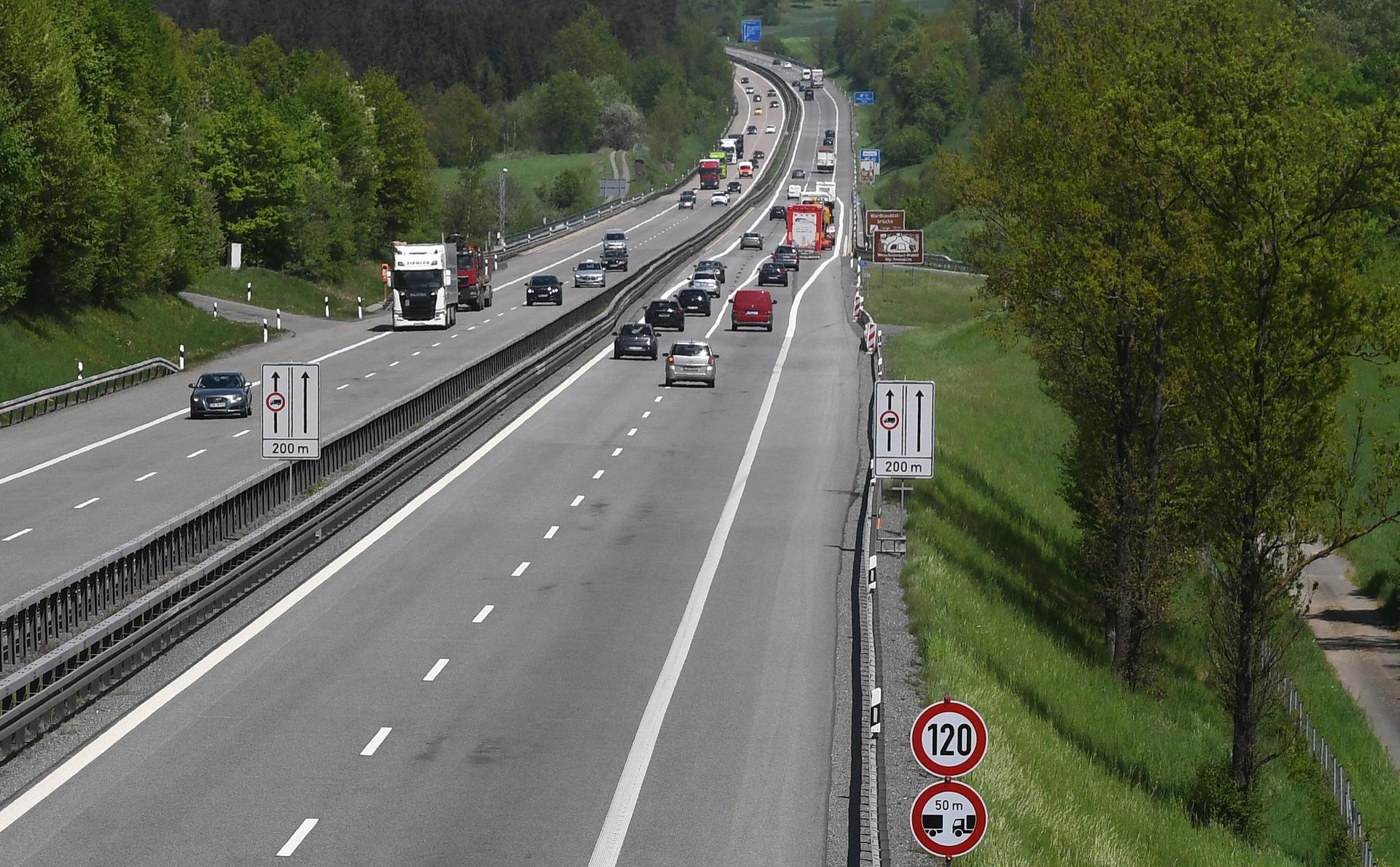 An der Waldnaabtalbrücke auf der A93 werden die Fahrspuren Richtung Hof verlegt. (Archivbild: Gabi Schönberger)