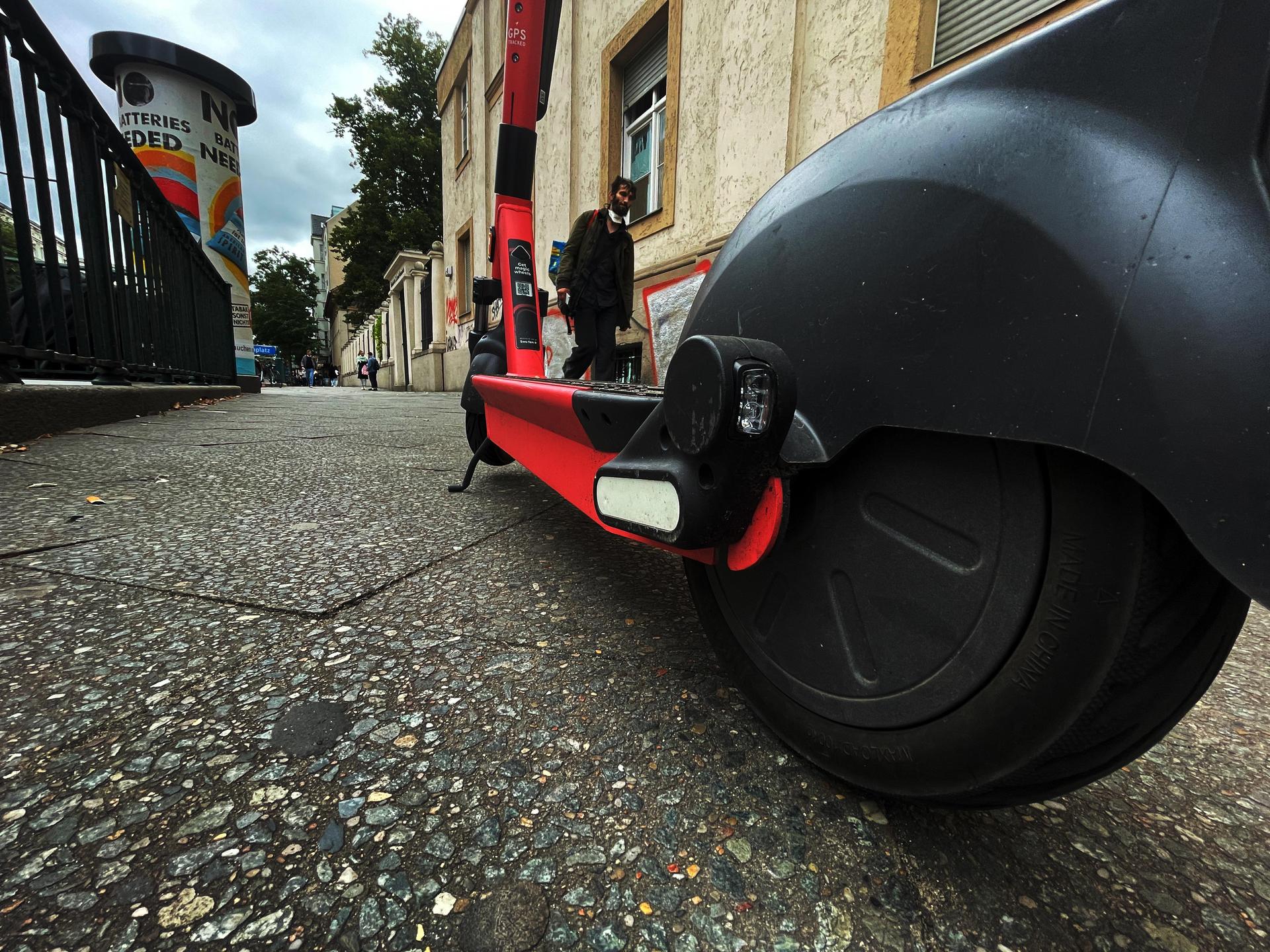 Vier Unbekannte haben in der Frühlingstraße in Weiden einen unversperrt abgestellten E-Scooter gestohlen. (Symbolbild: Paul Zinken/dpa)