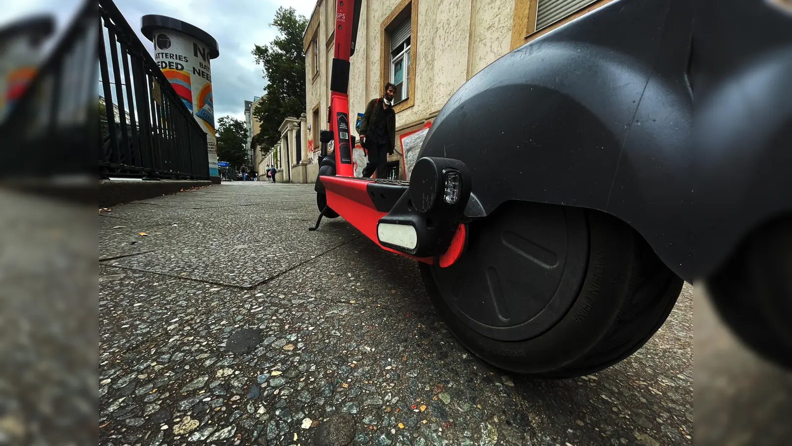 Vier Unbekannte haben in der Frühlingstraße in Weiden einen unversperrt abgestellten E-Scooter gestohlen. (Symbolbild: Paul Zinken/dpa)