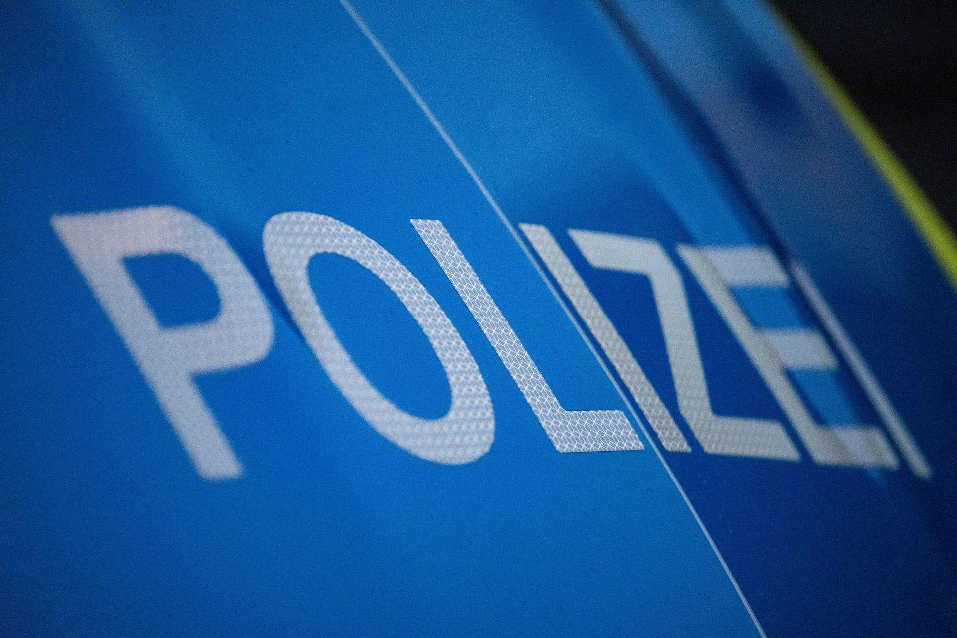 Die Polizei Neustadt findet dank Zeugenaussagen einen 92-jährigen der Unfallflucht begangen hat. (Symbolbild: Marijan Murat/dpa)
