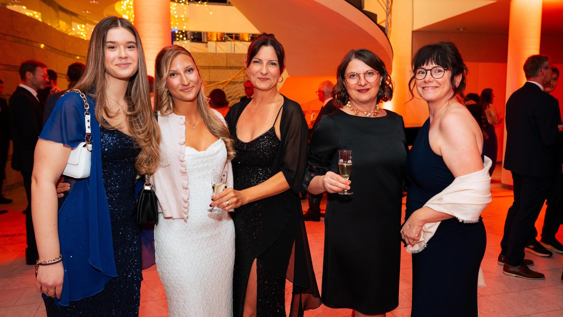 Am Samstag wurde es in der Weidener Max-Reger-Halle außergewöhnlich festlich. (Bild: Hannes Stock)