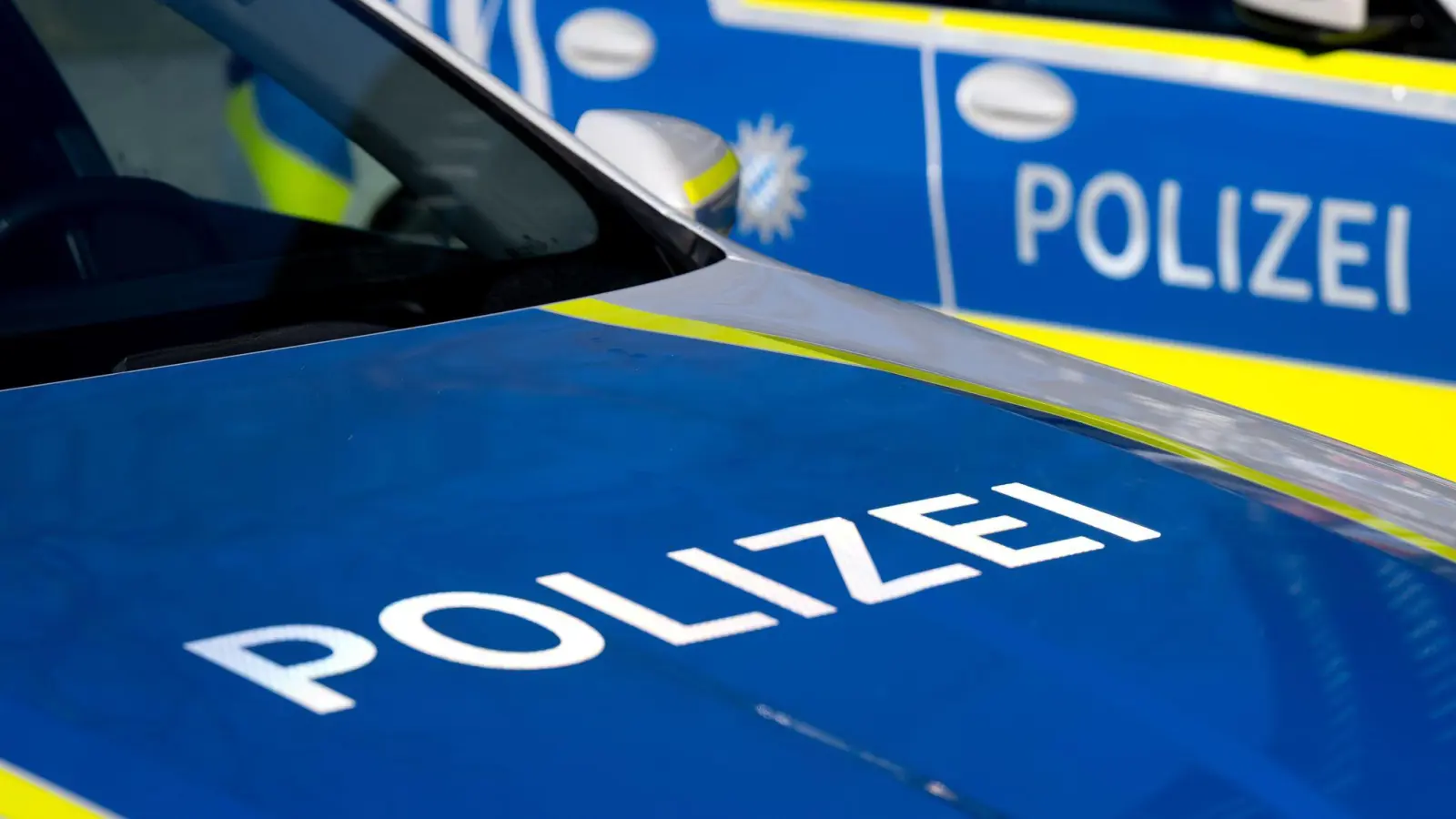 Laut Polizeiinspektion Vohenstrauß wurde ein geparkter Mercedes auf einem Parkplatz beschädigt. Der Verursacher fuhr davon. (Symbolbild: Sven Hoppe/dpa)