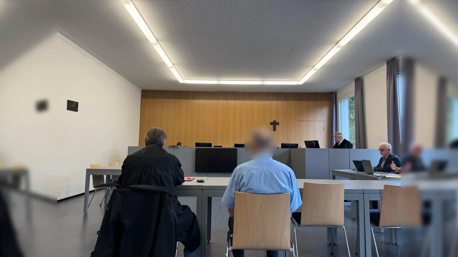 Ein 68-jähriger Busfahrer muss sich vor dem Schöffengericht am Amtsgericht Weiden verantworten. Er fuhr den Bus, der am 29. August 2025 an der Autobahnausfahrt Weiden-Frauenricht verunglückte. 23 Personen wurden verletzt.  (Bild: Stefanie Tretter)