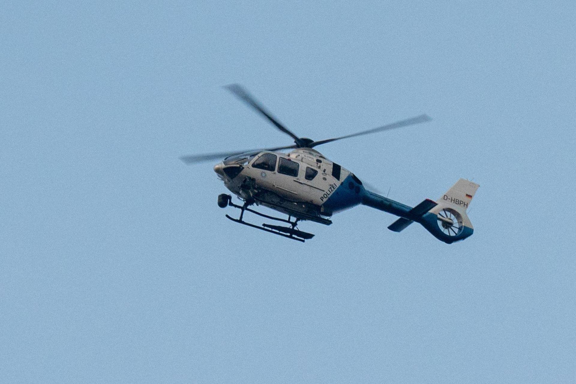 Einsatzkräfte retteten eine verletzte Schülerin im Felsenlabyrinth der Luisenburg mit einem Polizeihubschrauber. (Symbolbild: Armin Weigel/dpa)