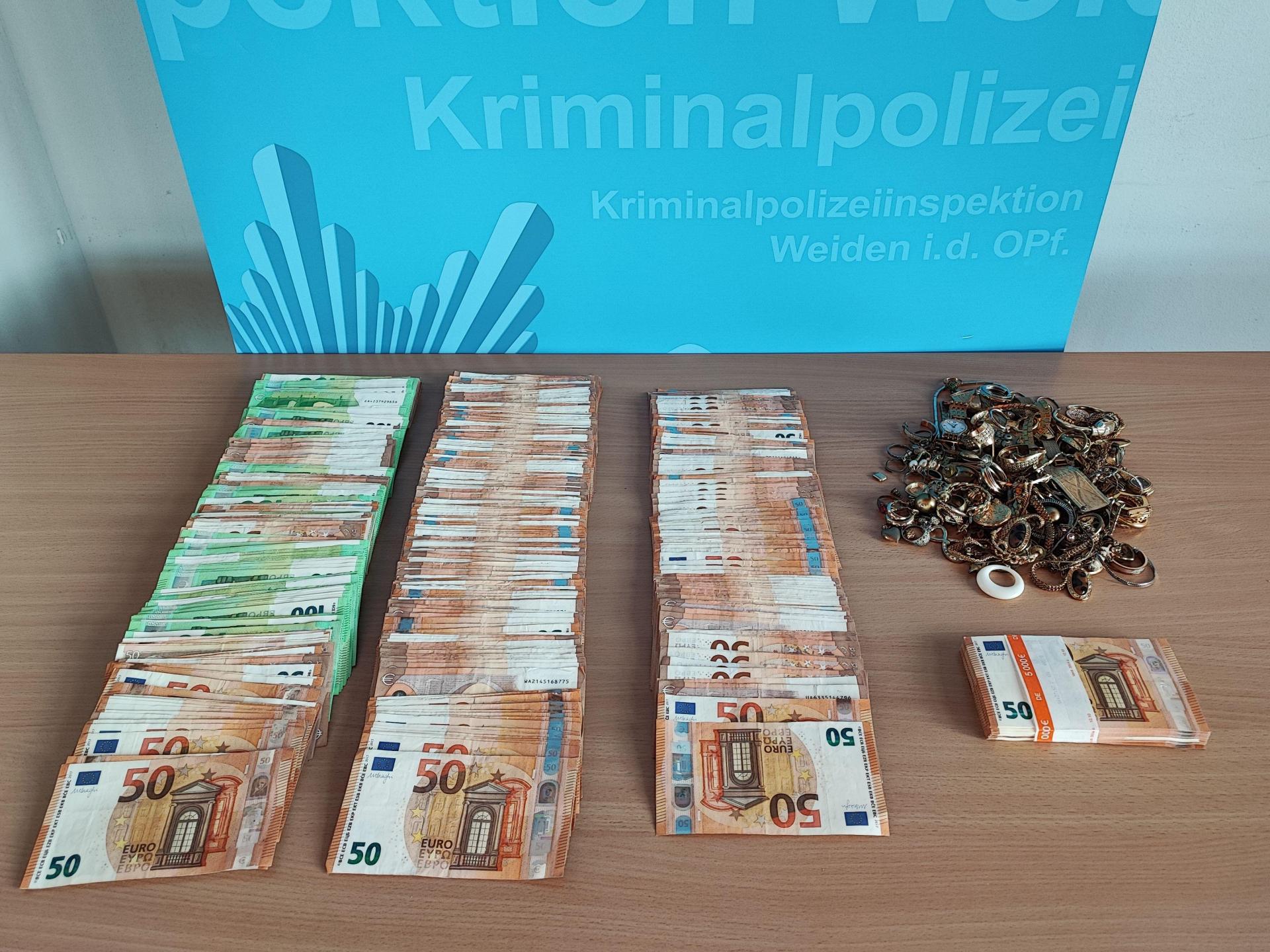 Die mutmaßliche Beute des Betrügers: Bargeld im mittleren fünfstelligen Bereich und Schmuck. (Bild: KPI Weiden )
