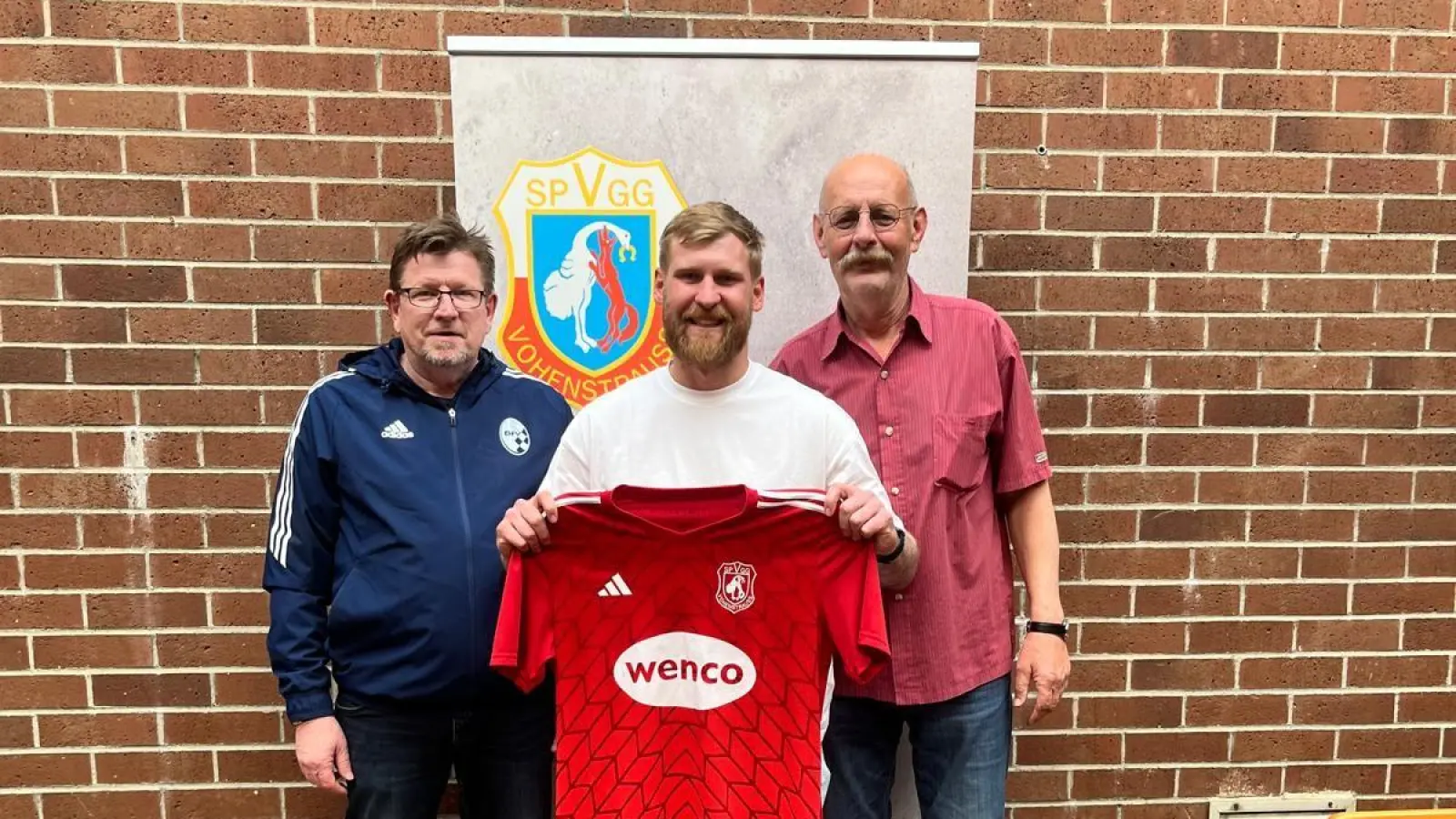 Lukas Mudra (Mitte) wird wieder das Trikot der SpVgg Vohenstrauß tragen. Sportlicher Leiter Stefan Linz (links) und Harald Scheck freuen sich.  (Bild: SpVgg Vohenstrauß)