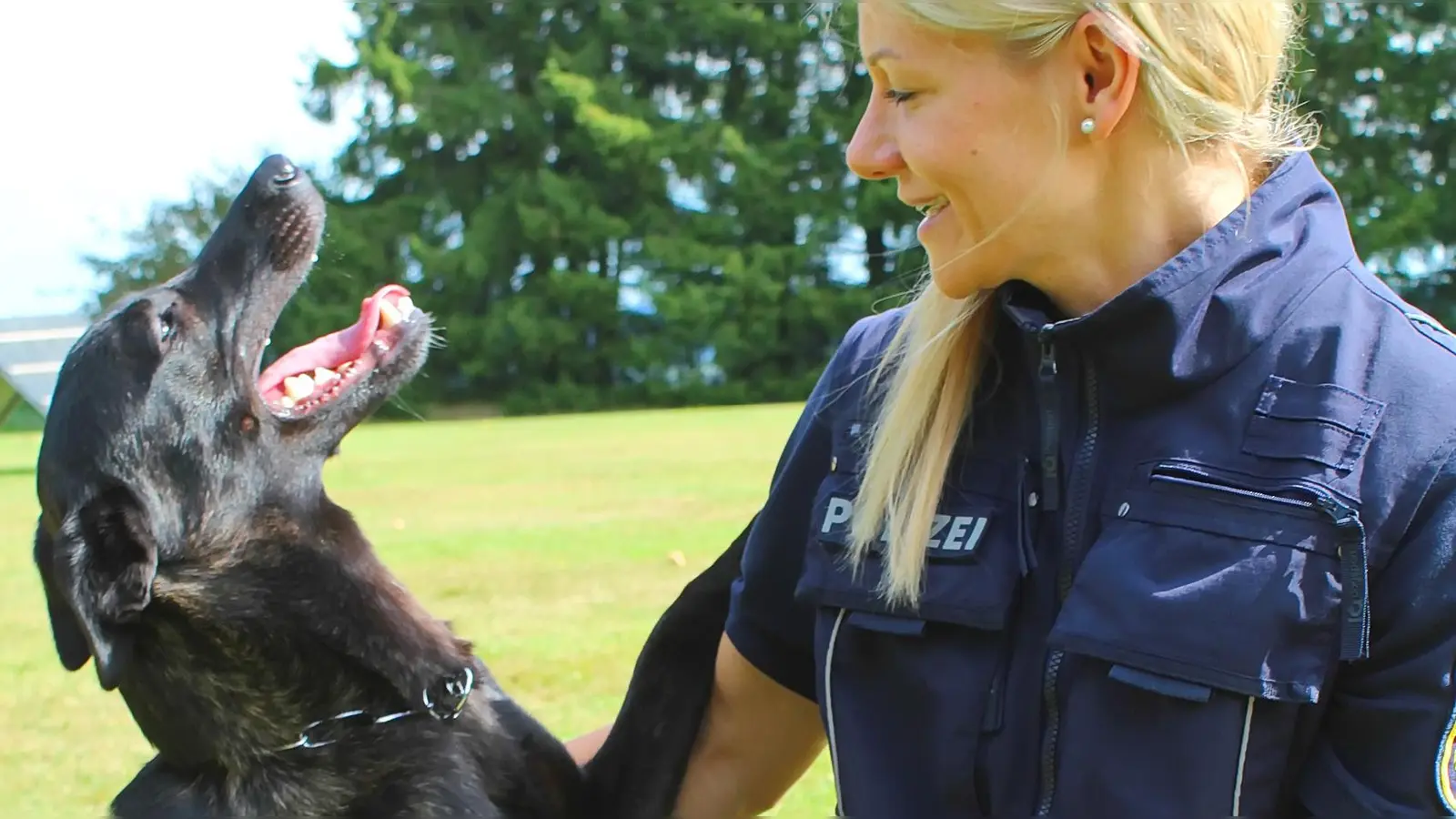 Ein echtes Team: Polizeihündin Jula mit ihrer Hundeführerin Stephanie Stilp. (Bild: Evi Wagner)