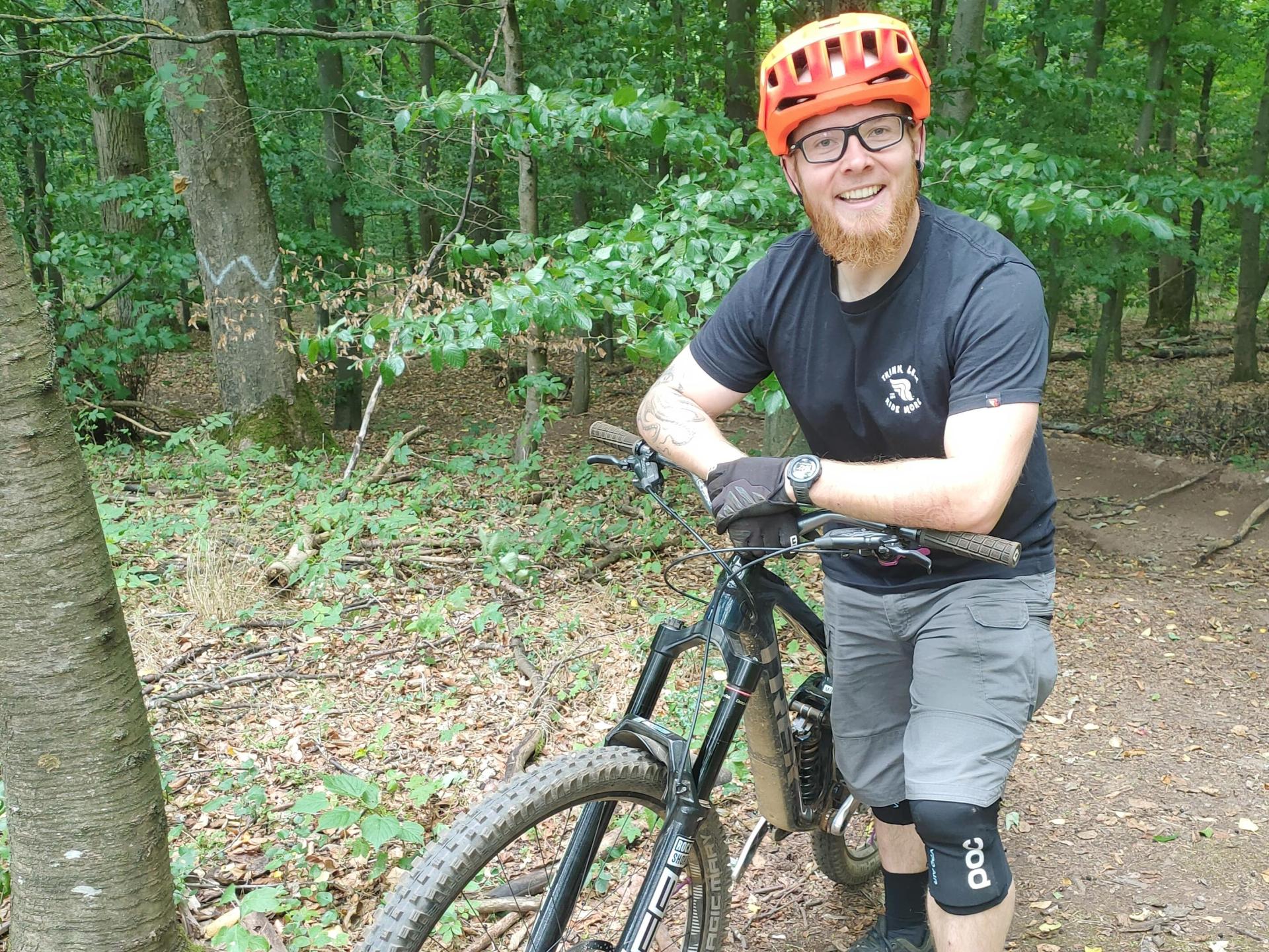 Janos Bredow will in Weiherhammer abseits vom Wald eine legale und naturnahe Strecke für Mountainbike fahrende Jugendliche schaffen. (Bild: ald)