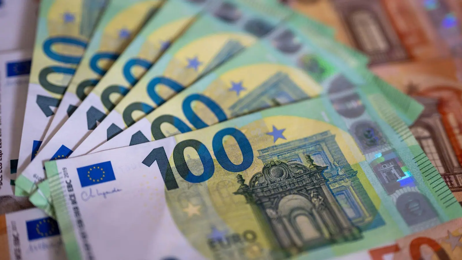 Eine Rentnerin aus dem Landkreis Amberg-Sulzbach hat einen Hauptgewinn gezogen. (Symbolbild: Monika Skolimowska/dpa)