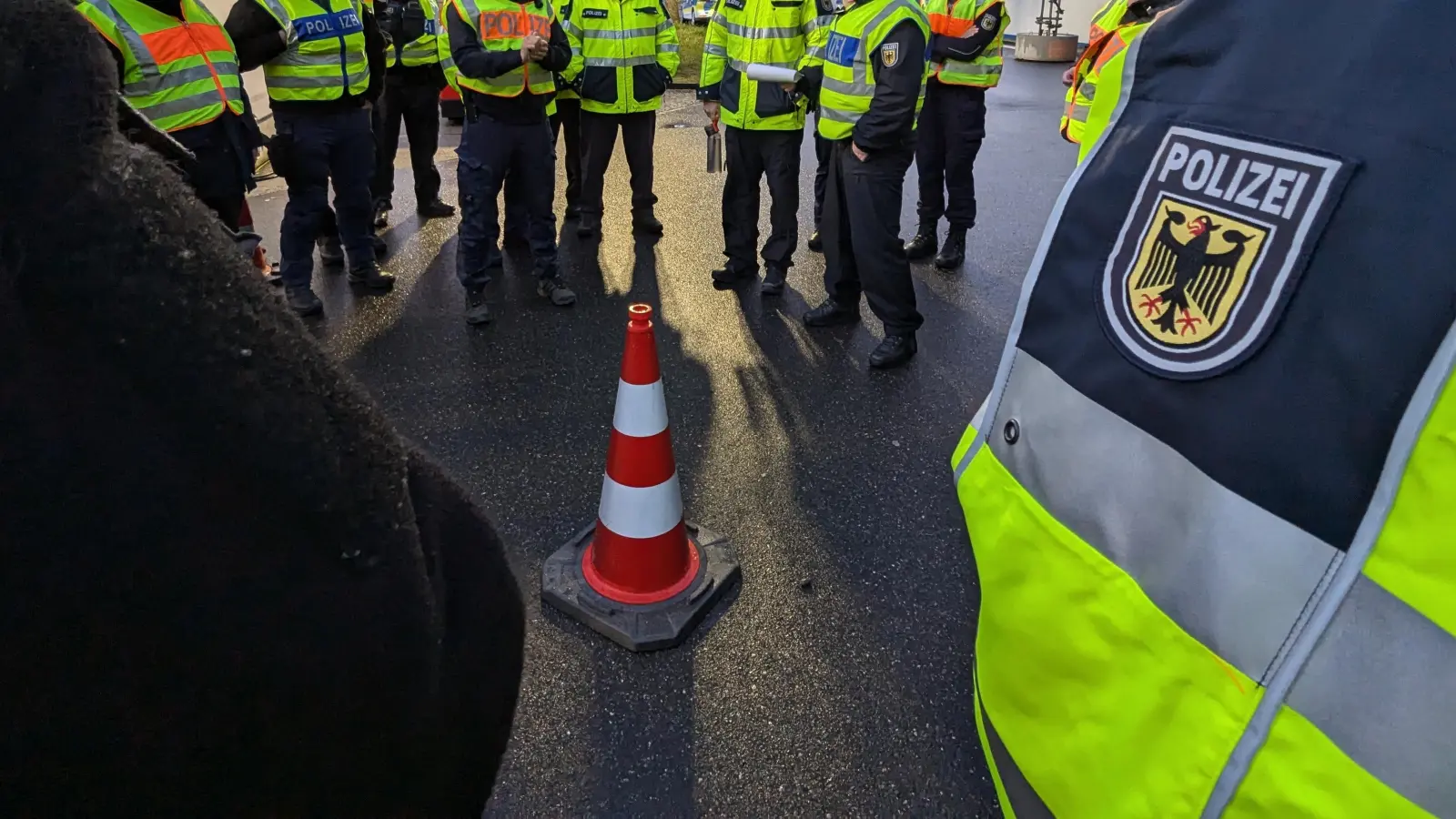 Gefälschte Dokumente und Haftbefehle: Die Beamten der Bundespolizeiinspektion Waidhaus nahmen am Wochenende gleich sechs Personen fest.  (Bild: Bundespolizei)