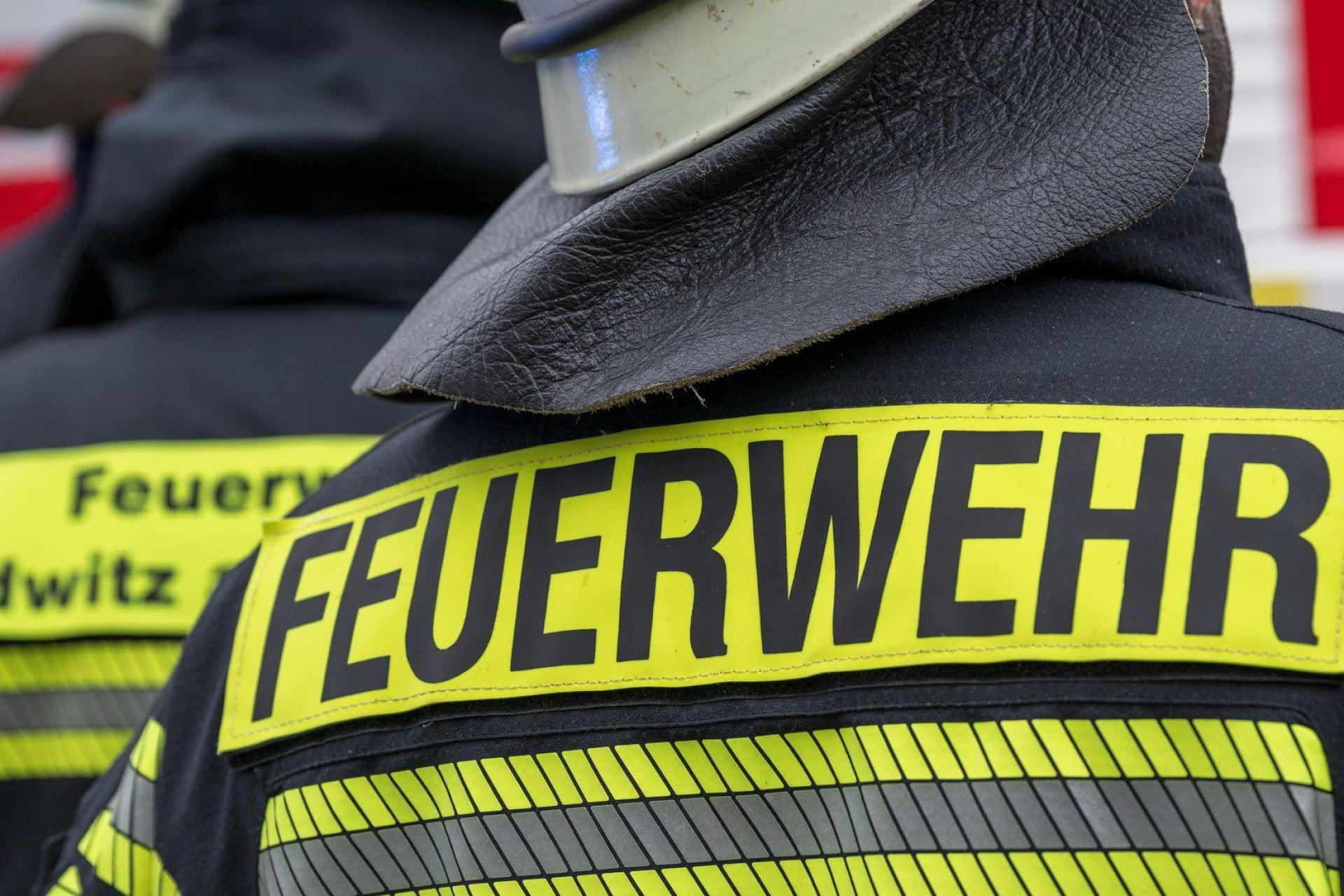 Bei Pfrentsch gerät ein Waldstück am Samstag in Brand. (Symbolbild: Daniel Vogl/dpa)