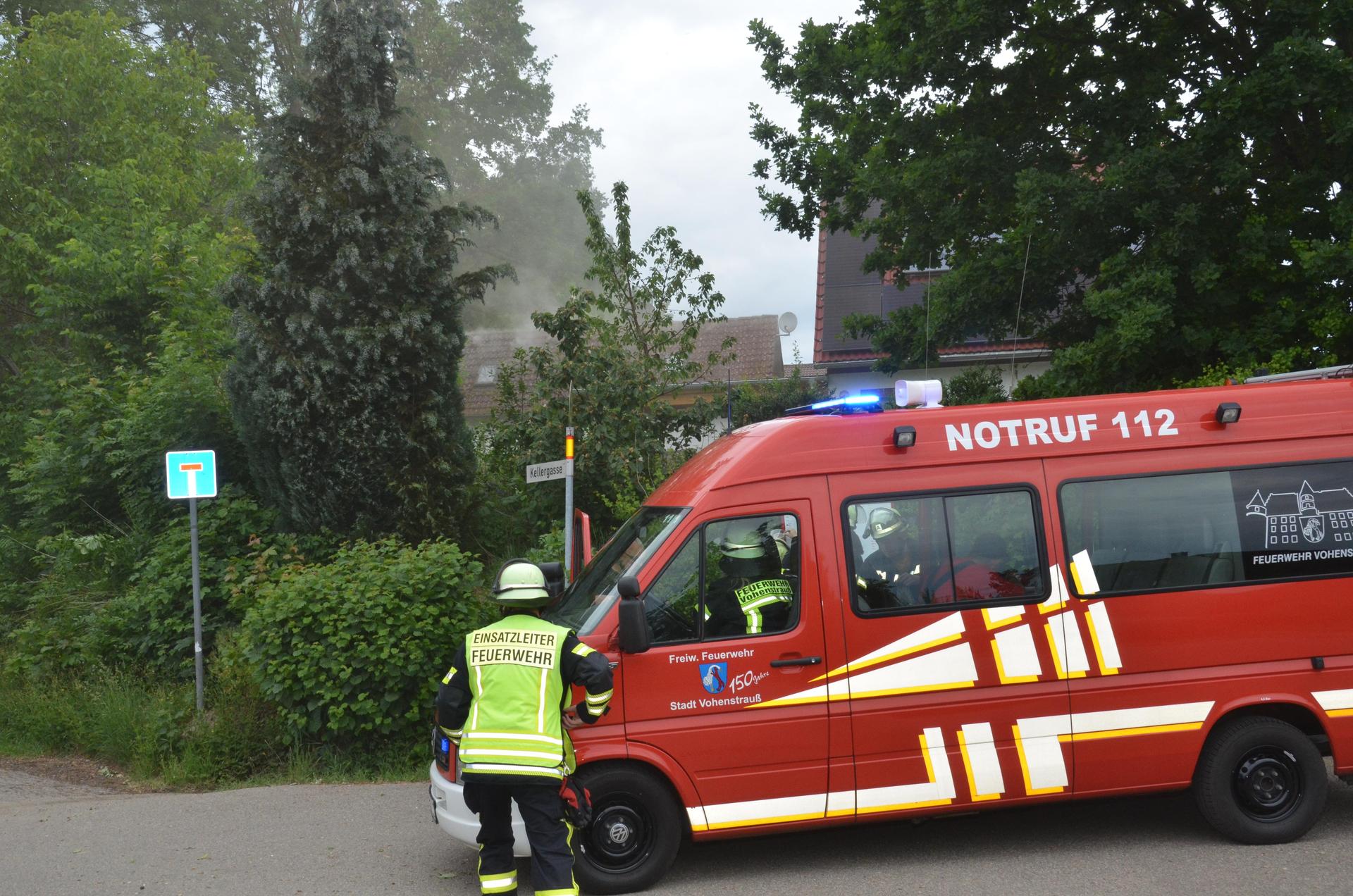 Starke Rauchentwicklung in einem Nebengebäude in Altenstadt bei Vohenstrauß führte zu einem Großeinsatz der Feuerwehr.  (Bild: Elisabeth Dobmayer)