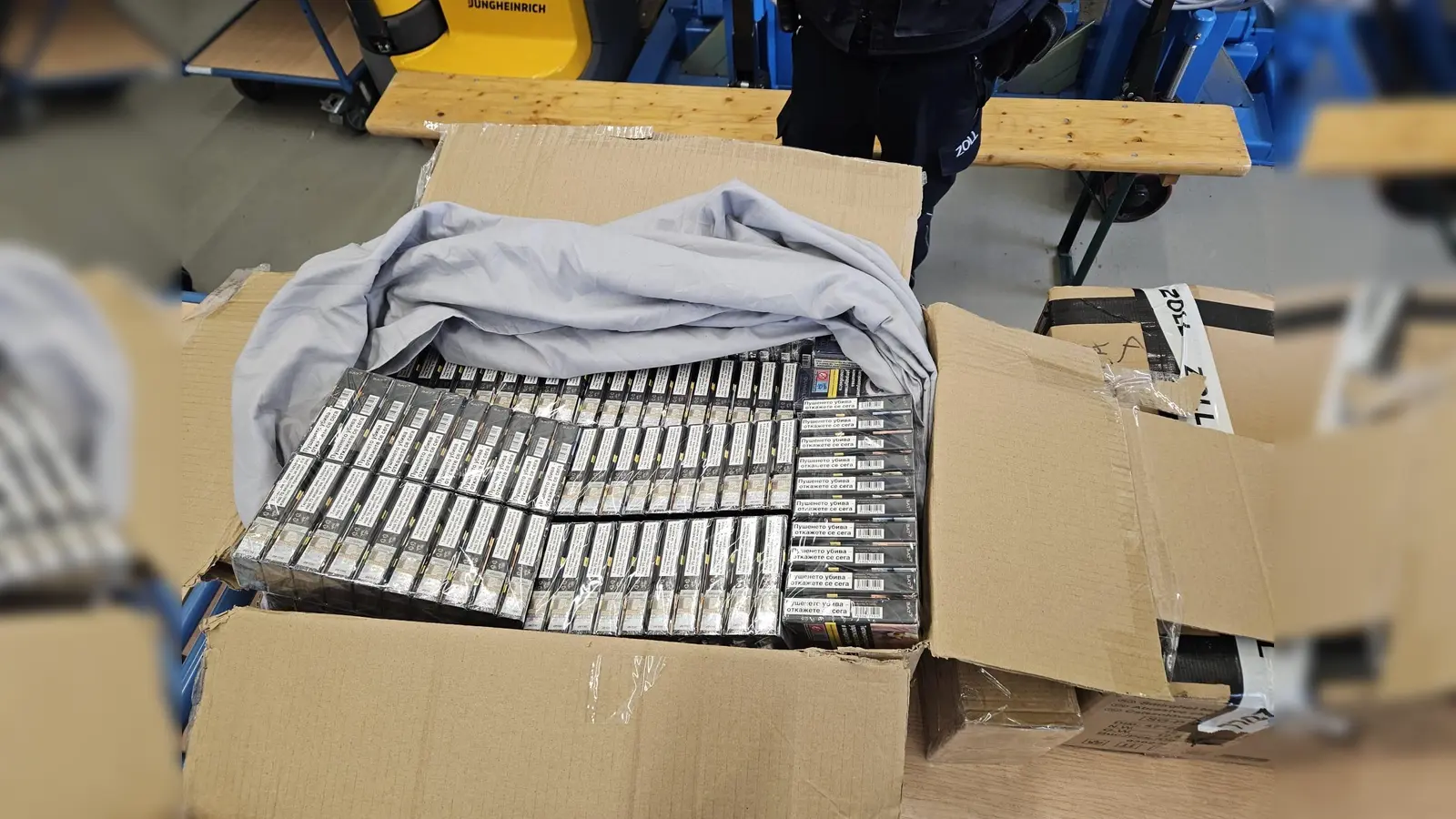 Der Zoll in Waidhaus stellt fast 20.000 Zigaretten bei einer Kontrolle auf der A6 sicher. (Bild: Hauptzollamt Regensburg)