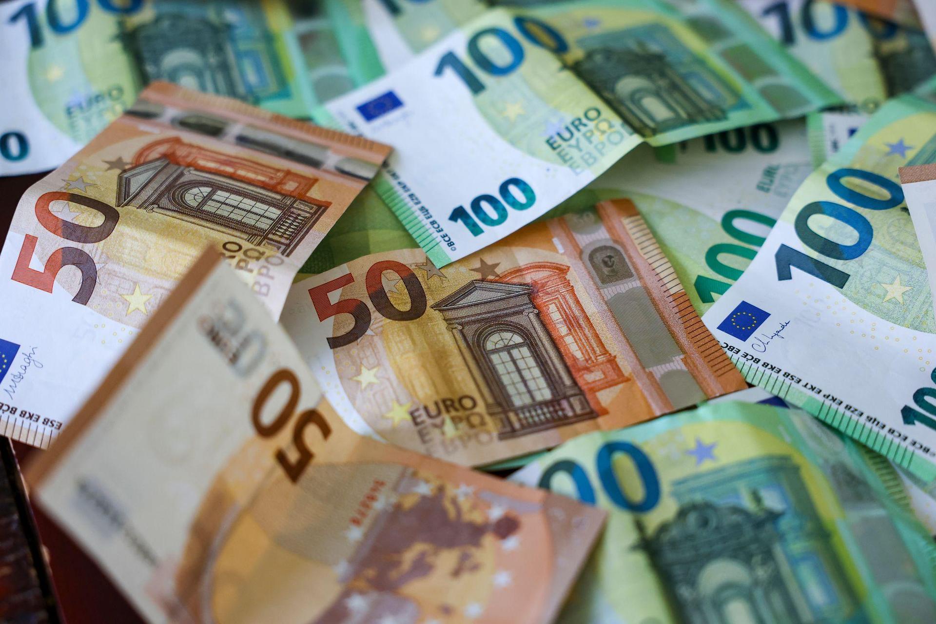Schleierfahnder der Grenzpolizei Waidhaus haben bei einer Kontrolle auf der A 6 bei Wernberg-Köblitz mehrere 10.000 Euro Bargeld sichergestellt. (Symbolbild: Jan Woitas/dpa)