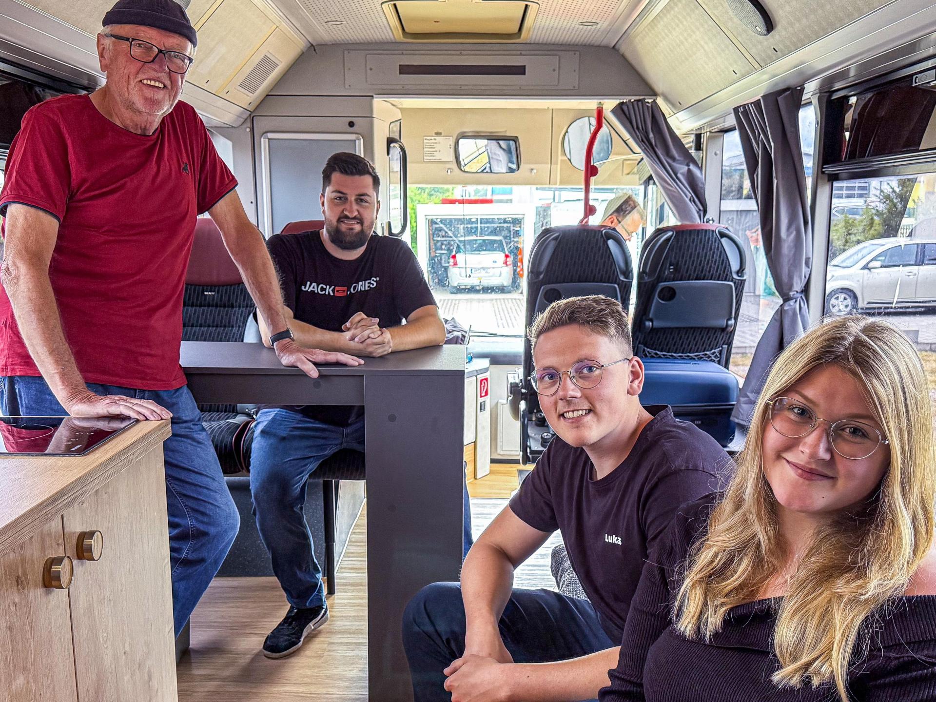 Sie freuen sich über das ausgefallene Fahrzeug (von links): Opa Hans-Jürgen Willner, Kumpel Benjamin Sieberns, Lukas Willner und Freundin Swaantje Ehrt. (Bild: Stephan Huber)