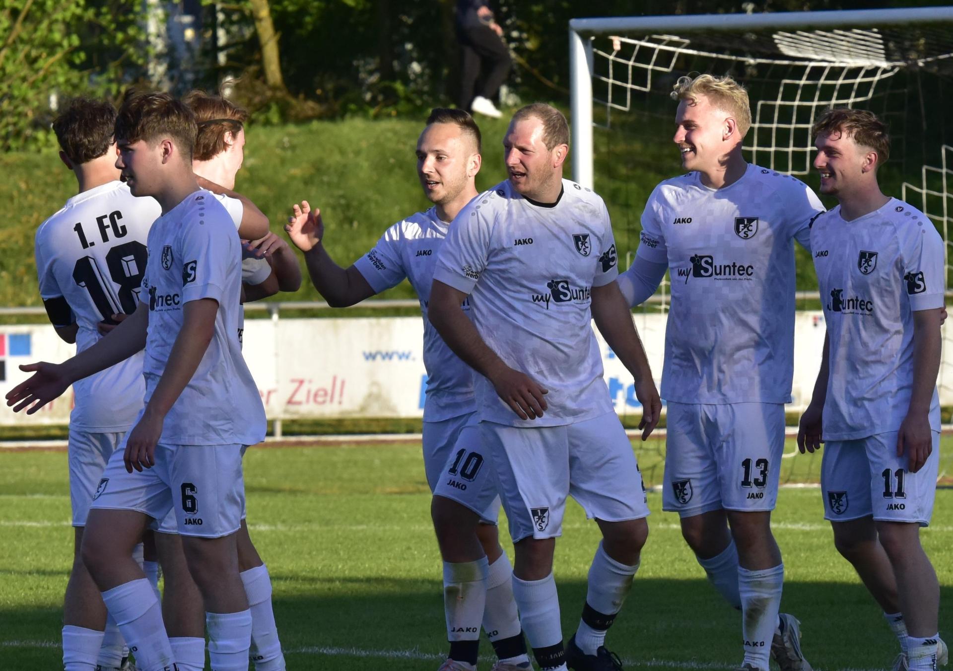 Die Schwarzenfelder freuen sich über den Pokalsieg gegen den SV Schwarzhofen. Am Sonntag gibt es nun den Lohn: Um 18 Uhr ist die SpVgg Unterhaching im Sportpark zu Gast. Die Partie wurde vom Samstag auf den Sonntag verlegt. (Bild: Hans Mark)