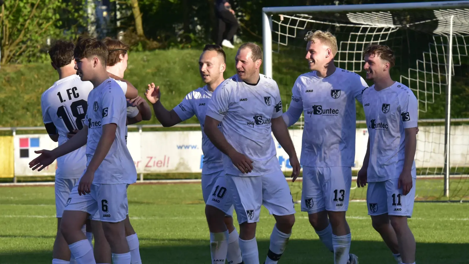 Die Schwarzenfelder freuen sich über den Pokalsieg gegen den SV Schwarzhofen. Am Sonntag gibt es nun den Lohn: Um 18 Uhr ist die SpVgg Unterhaching im Sportpark zu Gast. Die Partie wurde vom Samstag auf den Sonntag verlegt. (Bild: Hans Mark)
