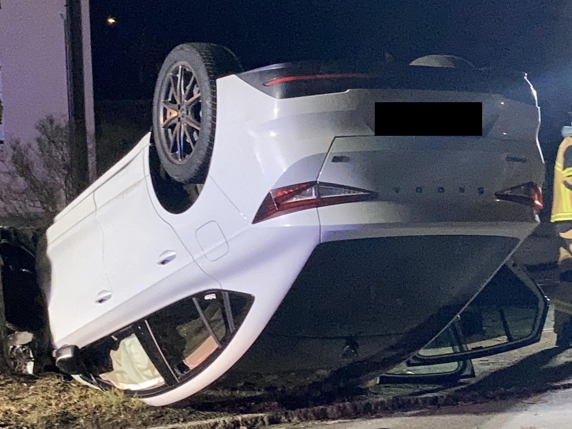 Der Skoda blieb auf dem Dach liegen.  (Bild: Polizeiinspektion Tirschenreuth/exb)