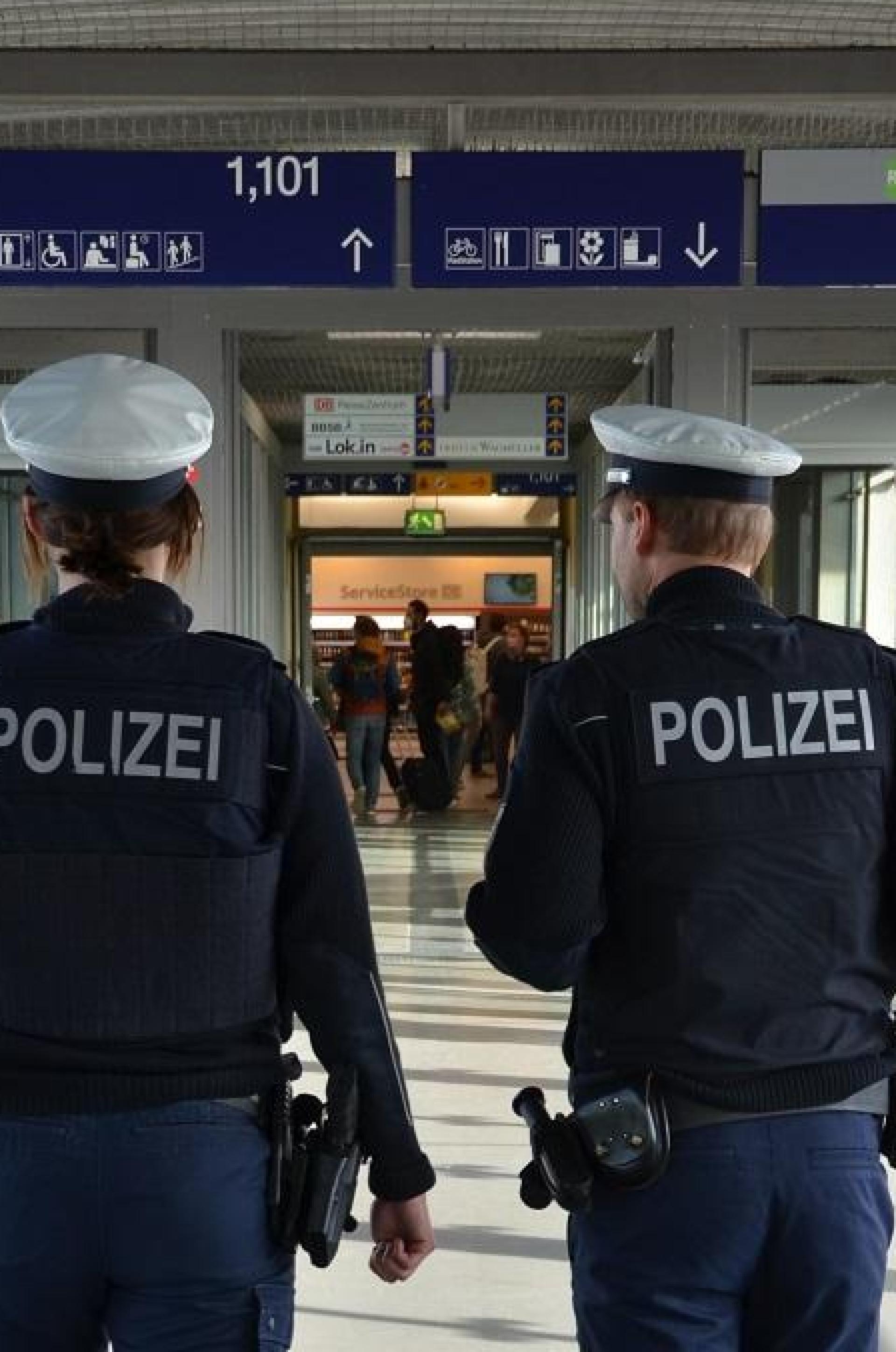 Zwei Polizisten auf Streife im Bahnhofsübergang Regensburg, dem Arcadensteg, zwischen Bahnhofsgebäude und Einkaufszentrum. (Bild: Bundespolizei)