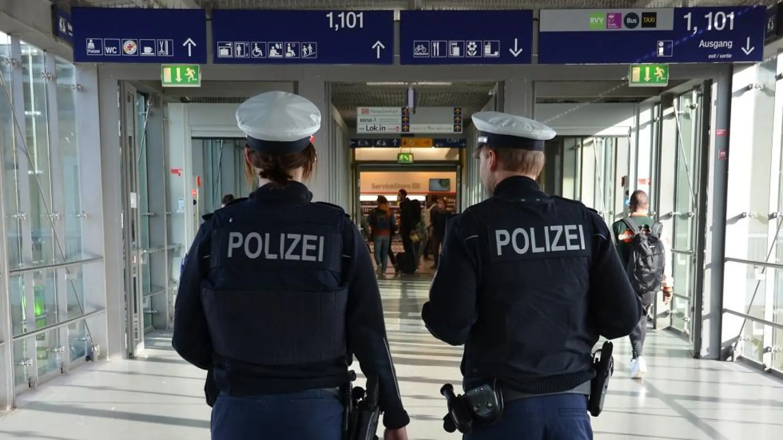 Zwei Polizisten auf Streife im Bahnhofsübergang Regensburg, dem Arcadensteg, zwischen Bahnhofsgebäude und Einkaufszentrum. (Bild: Bundespolizei)
