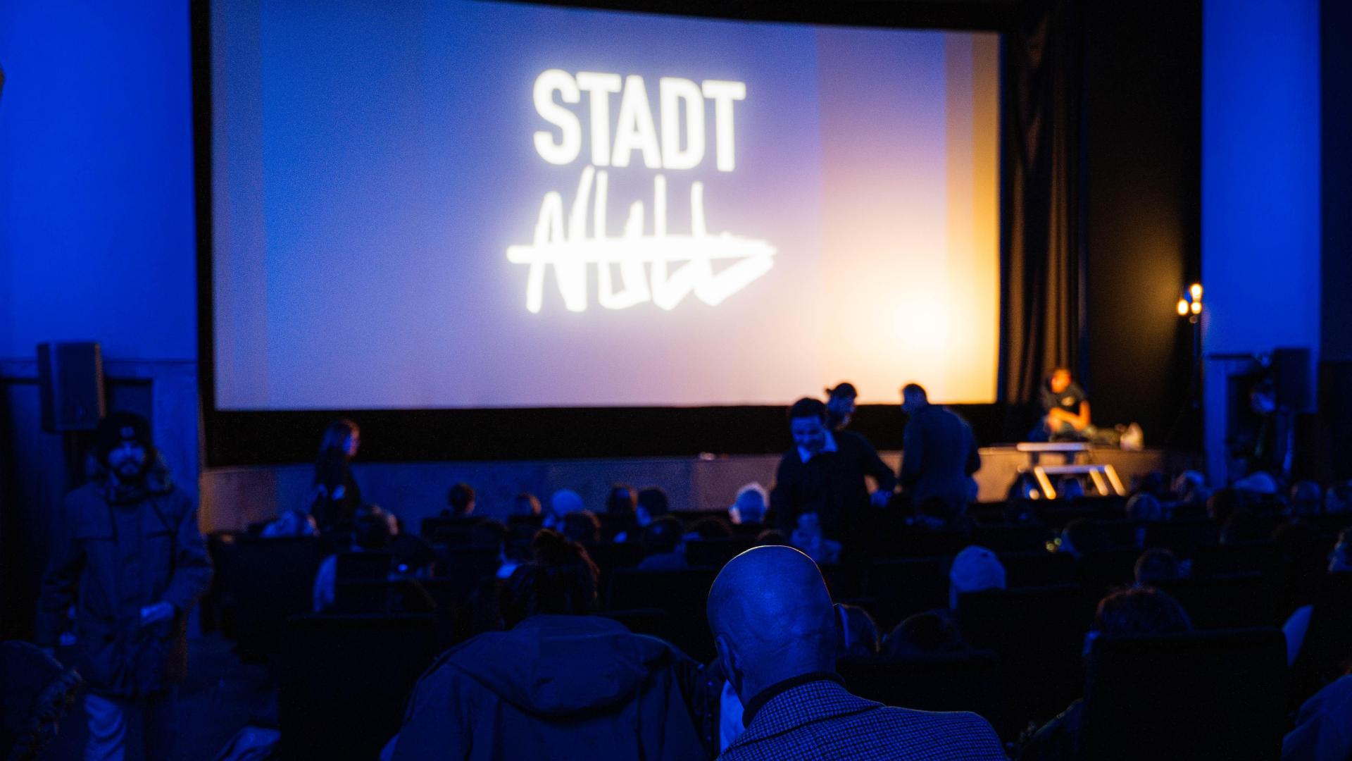 Am Mittwochabend fand die Premiere des Films „Stadt Null” im Neue-Welt-Kino in Weiden statt. (Bild: Noah Wegmüller-Kocher)