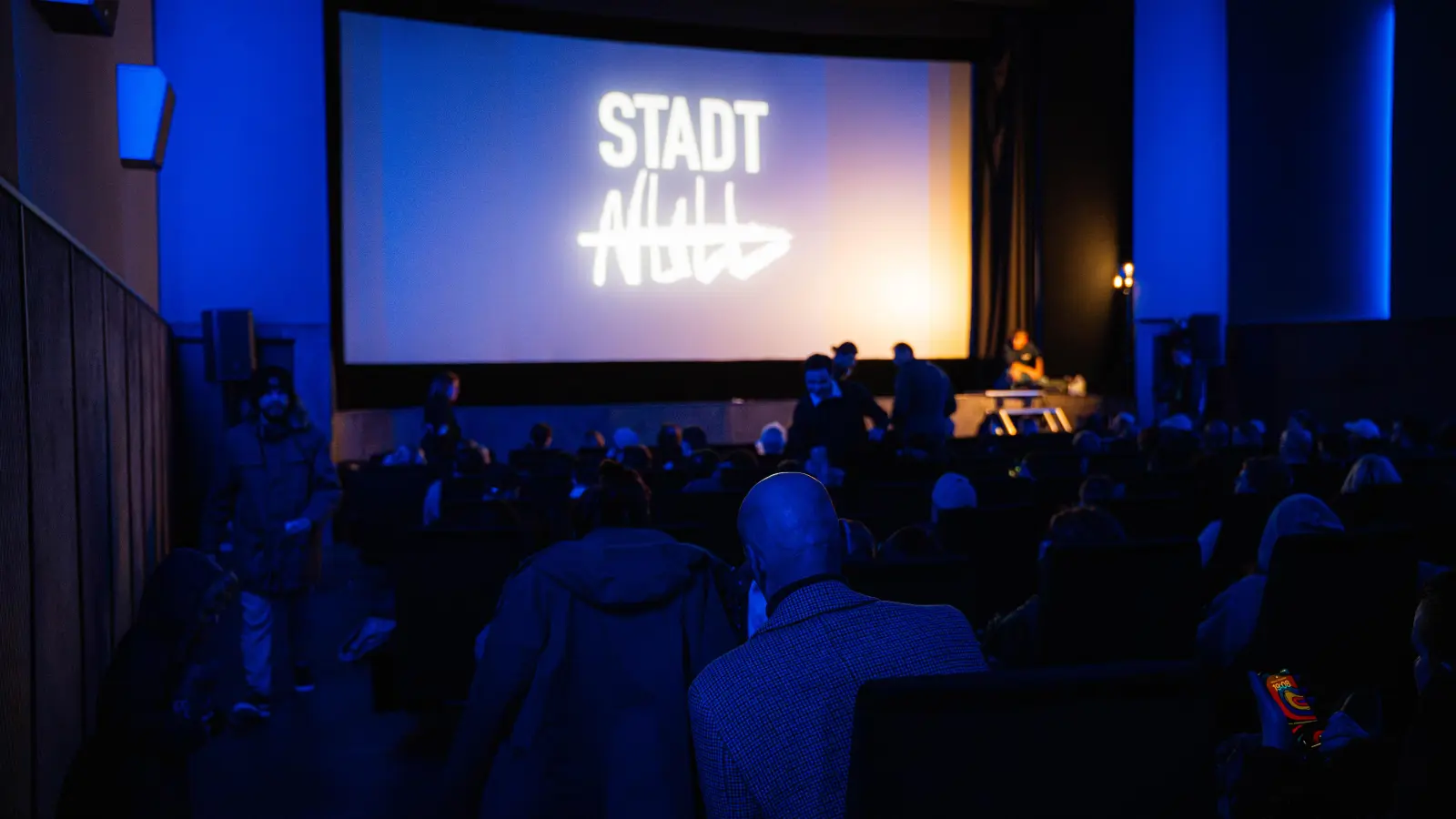 Am Mittwochabend fand die Premiere des Films „Stadt Null” im Neue-Welt-Kino in Weiden statt. (Bild: Noah Wegmüller-Kocher)