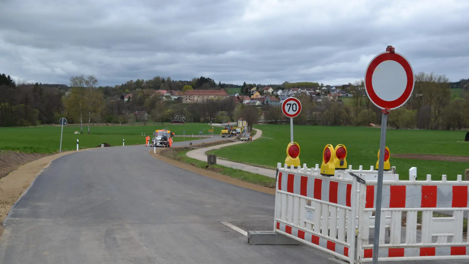 Die Kreisstraße NEW 37 zwischen Burgtreswitz und Moosbach ist fast fertig saniert. Ab 1. Mai kann die Kreisstraße wieder befahren werden. (Bild: gi)