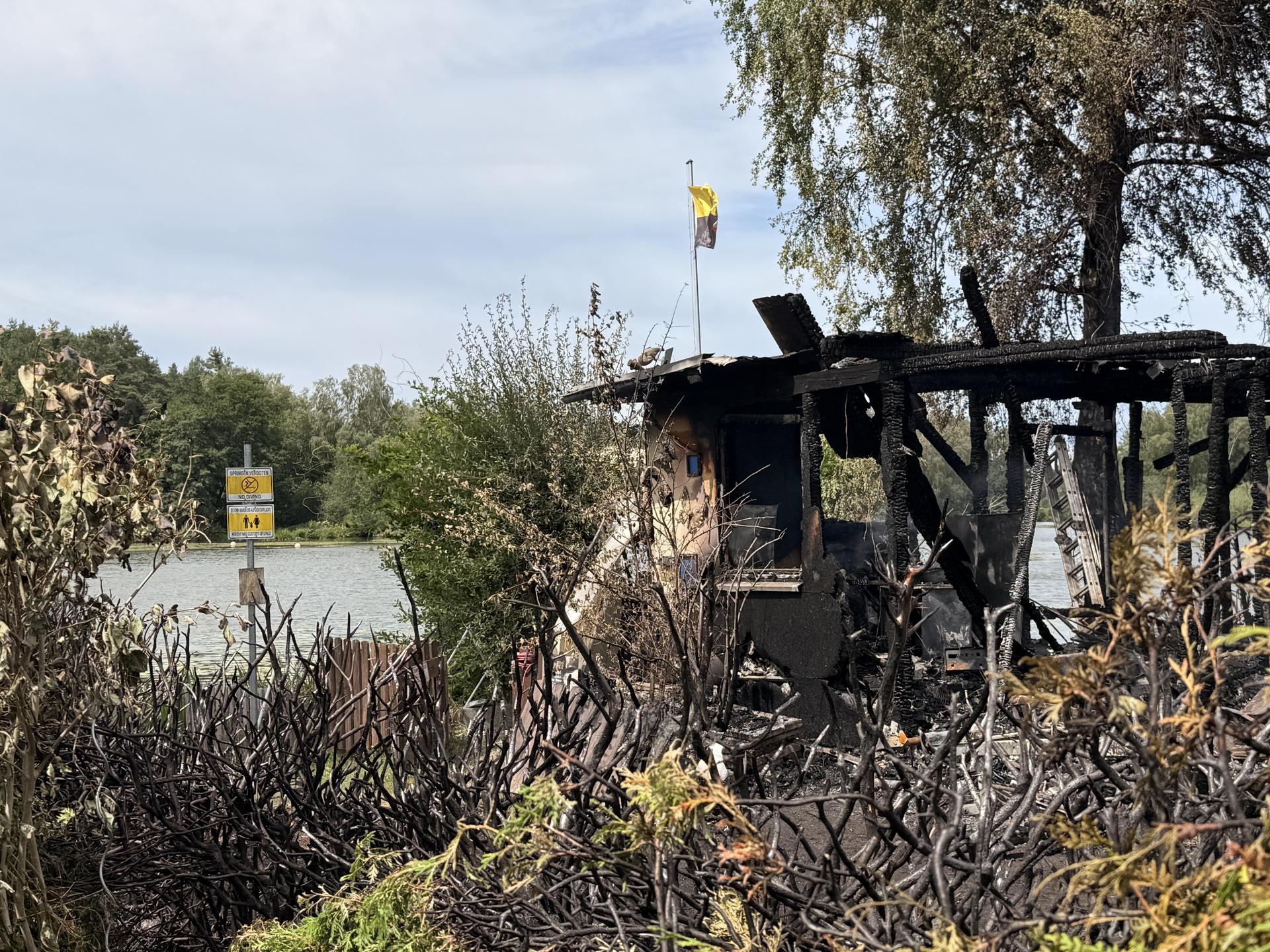 Von den verbrannten Campingwagen am Rußweiher blieb nach dem Feuer wenig übrig. Die Ermittler schließen ihre Arbeit nun ab. (Archivbild: Gabi Schönberger)