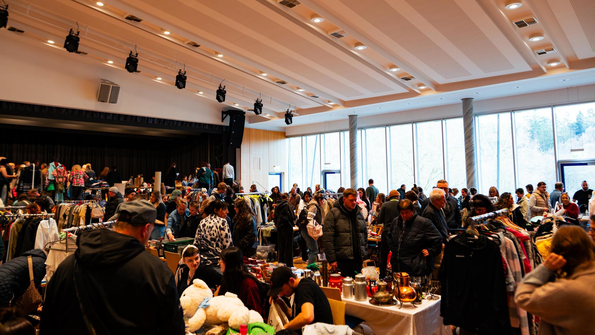 Beim Nachtflohmarkt am Freitag in Neustadt/WN herrschte bis 22 Uhr reges Treiben. (Bild: Hannes Stock)