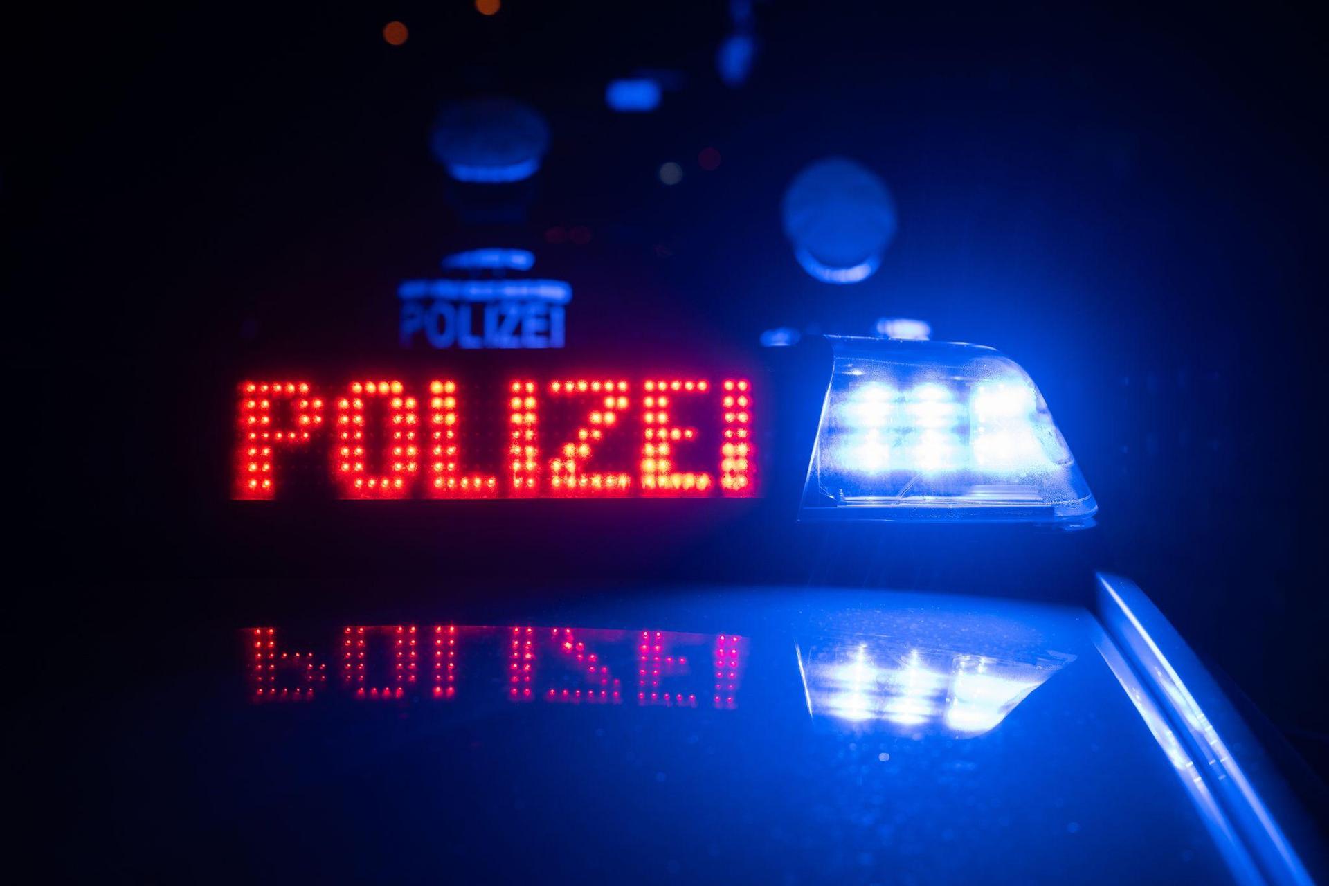In Altenstadt kam es zu einer Unfallflucht mit hohem Sachschaden. Die Polizei sucht Zeugen. (Symbolbild: Marijan Murat/dpa)