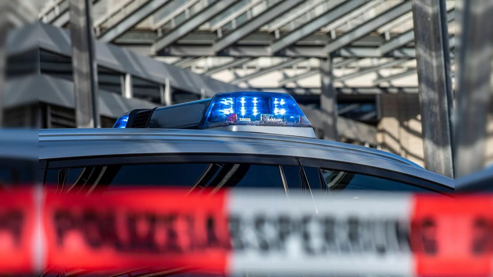 Eine Autofahrerin ist gegen einen Sattelzug auf der A 6 geprallt.  (Symbolbild: David Inderlied/dpa/Illustration)