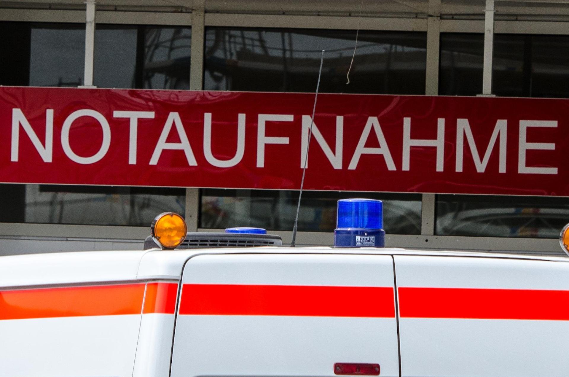 Wegen eines Unfalls beim Holzhacken wurde ein alkoholisierter Mann ins Krankenhaus eingeliefert. (Symbolbild: Armin Weigel)