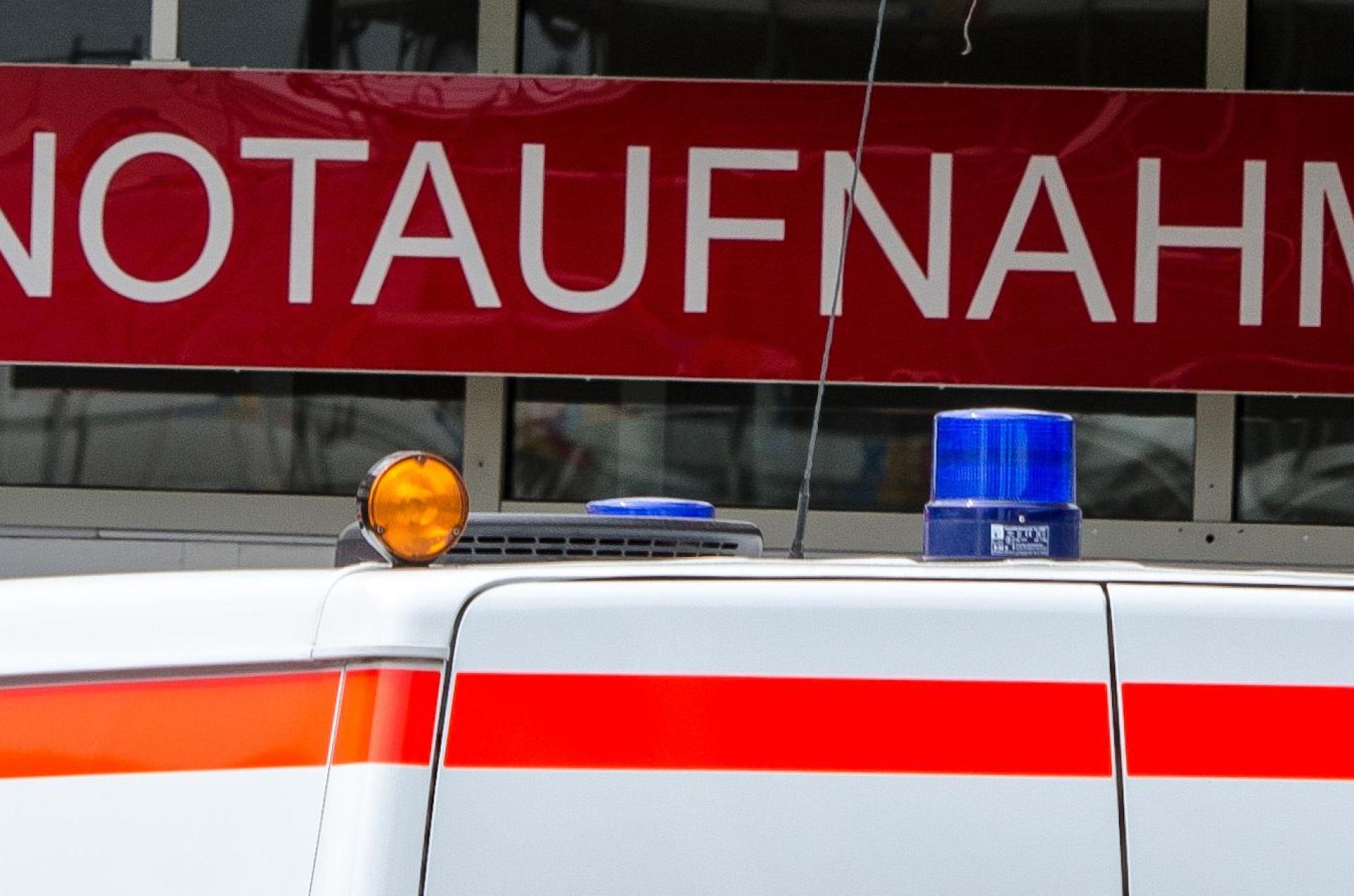 Wegen eines Unfalls beim Holzhacken wurde ein alkoholisierter Mann ins Krankenhaus eingeliefert. (Symbolbild: Armin Weigel)
