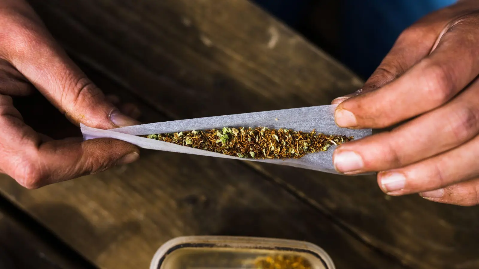 Einen Joint und einige Marihuanablüten fand die Grenzpolizei bei einem Autofahrer auf der A 6. Er hatte außerdem keinen Führerschein und keine Fahrerlaubnis. (Symbolbild: Philipp von Ditfurth/dpa)