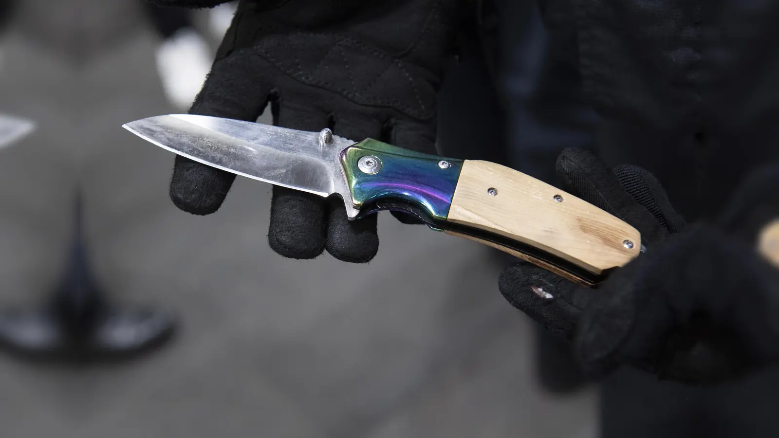 Ein 32-Jähriger hat mit einem Messer versucht eine Tankstelle in Nittendorf zu überfallen.  (Symbolbild: Paul Zinken/dpa)