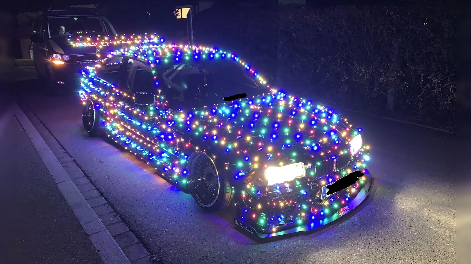 Mit Weihnachtsbeleuchtung unterwegs: Junger Fahrer in Schongau feiert ein besonderes Tuning-Weihnachten. (Bild: Polizeiinspektion Schongau/dpa)