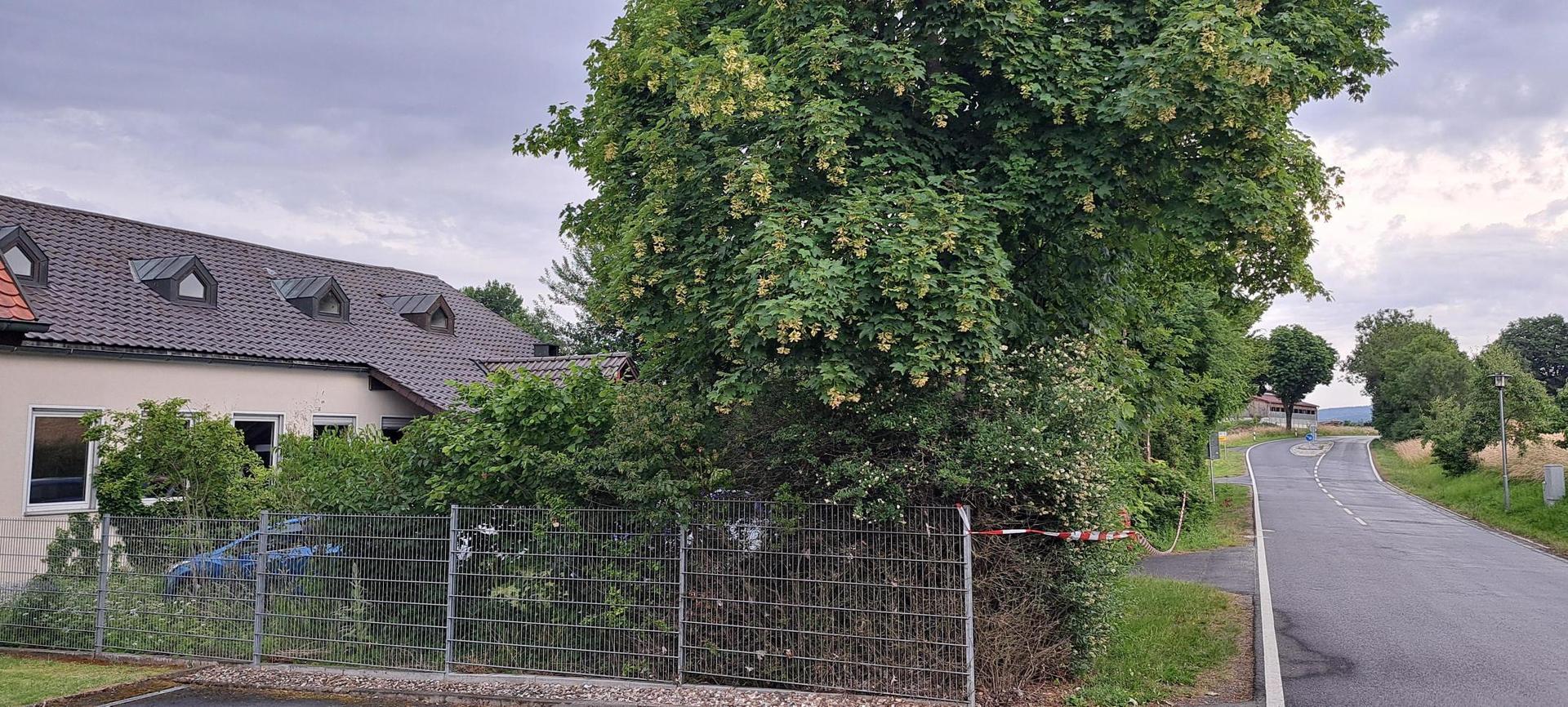 Der Jugendtreff in Altendorf bei Pressath ist abgesperrt. Am Samstag, 21. Juni, soll es dort ein 17-Jähriger mit einem Messer schwer verletzt worden sein (Bild: msh)