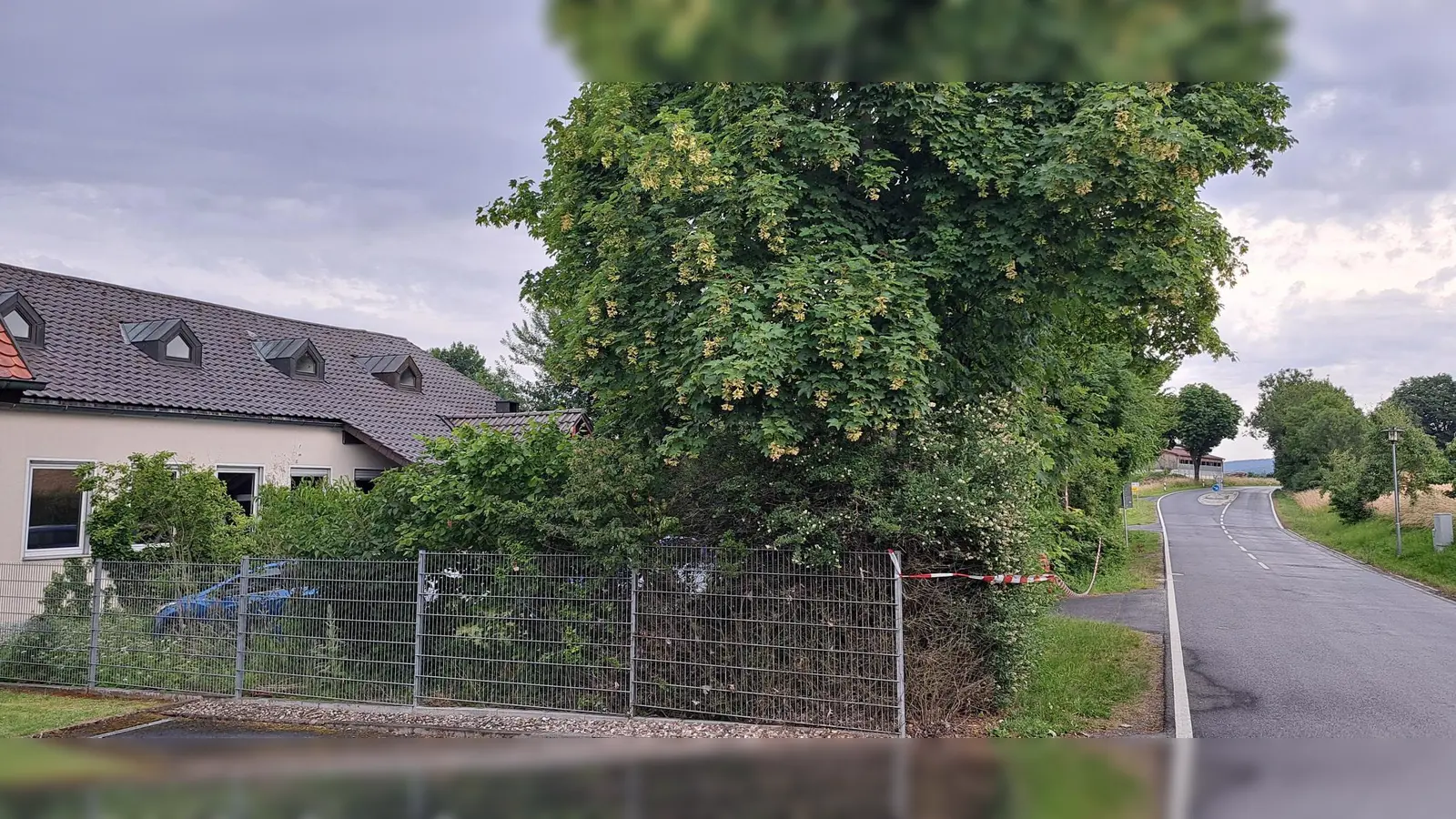 Der Jugendtreff in Altendorf bei Pressath ist abgesperrt. Am Samstag, 21. Juni, soll es dort ein 17-Jähriger mit einem Messer schwer verletzt worden sein (Bild: msh)