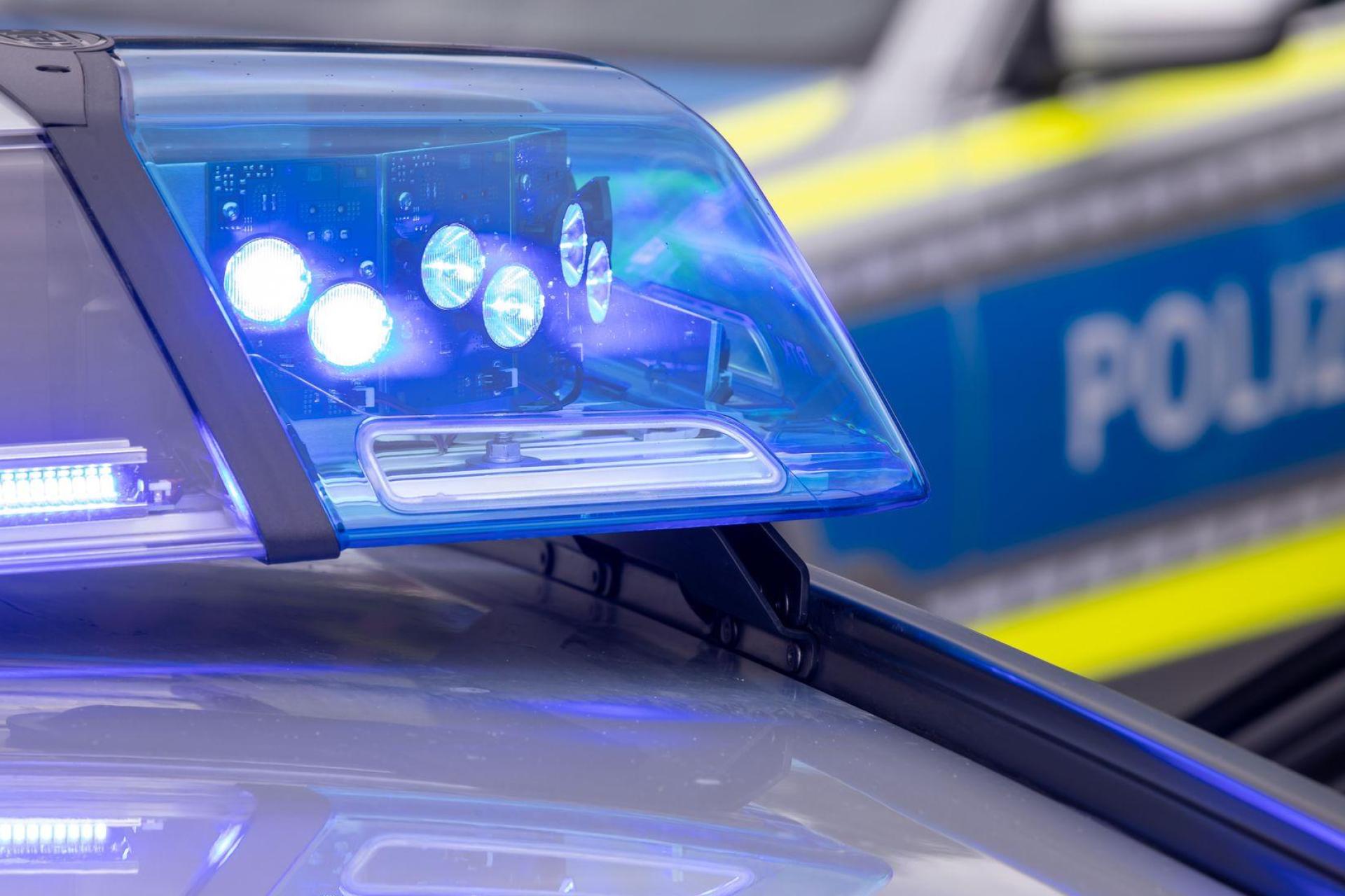 Ein Fahrradfahrer wurde in Weiden leicht verletzt, als ein Autofahrer ihn beim Anfahren übersah. (Symbolbild: Daniel Karmann/dpa)